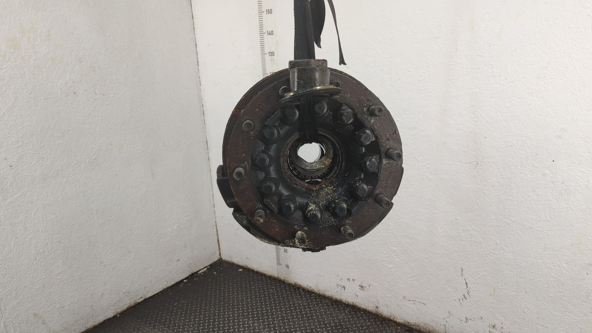 Кулак поворотный передний правый