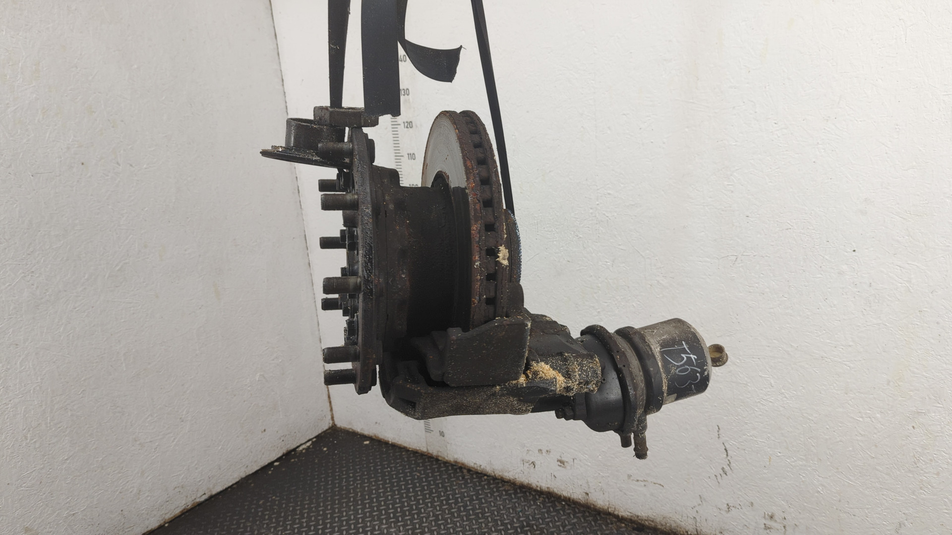 Кулак поворотный передний правый