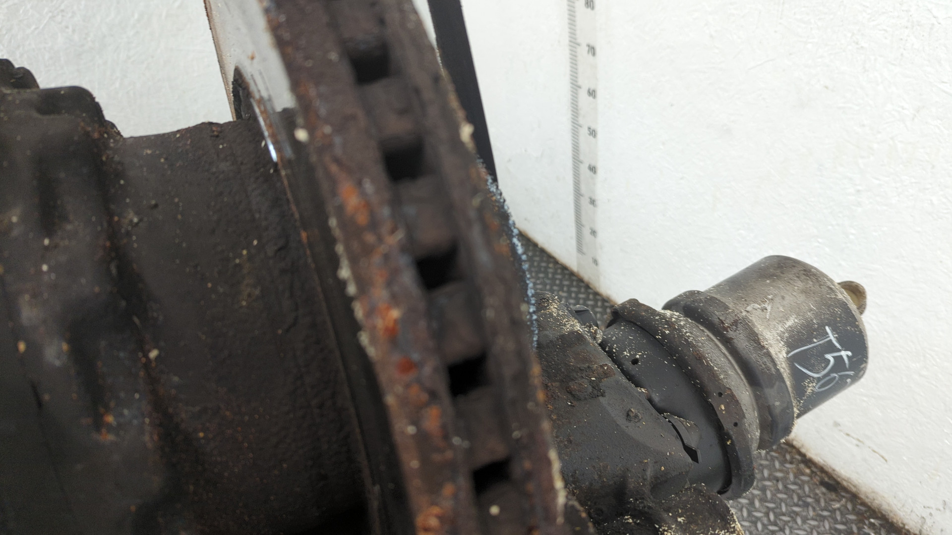 Кулак поворотный передний правый