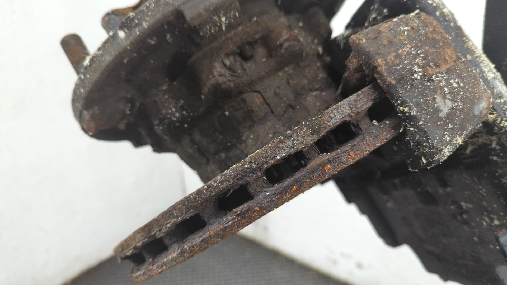 Кулак поворотный задний левый