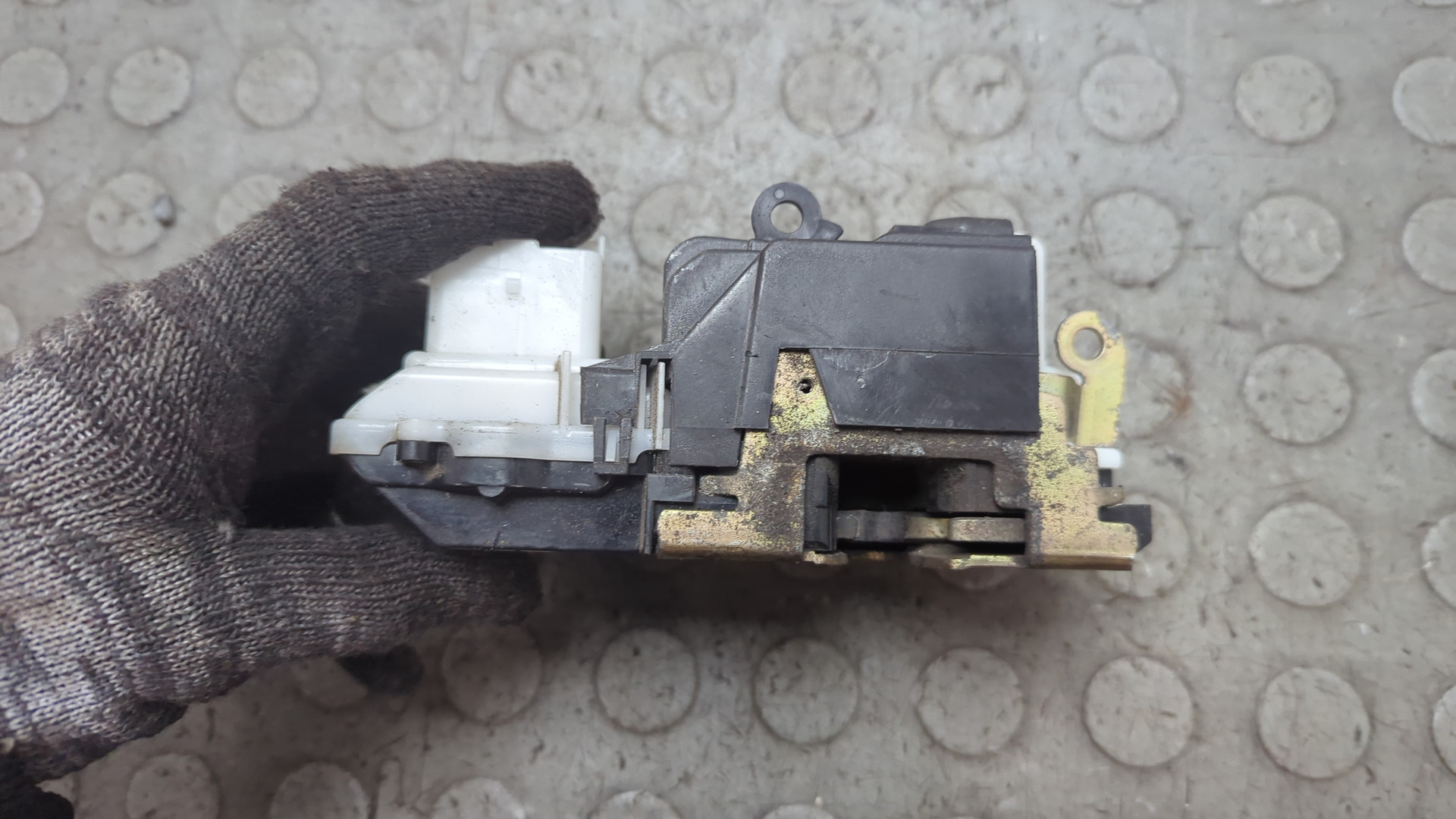 Замок двери передней левой