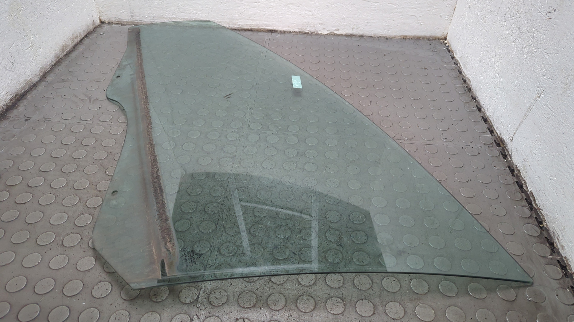 Стекло двери передней левой