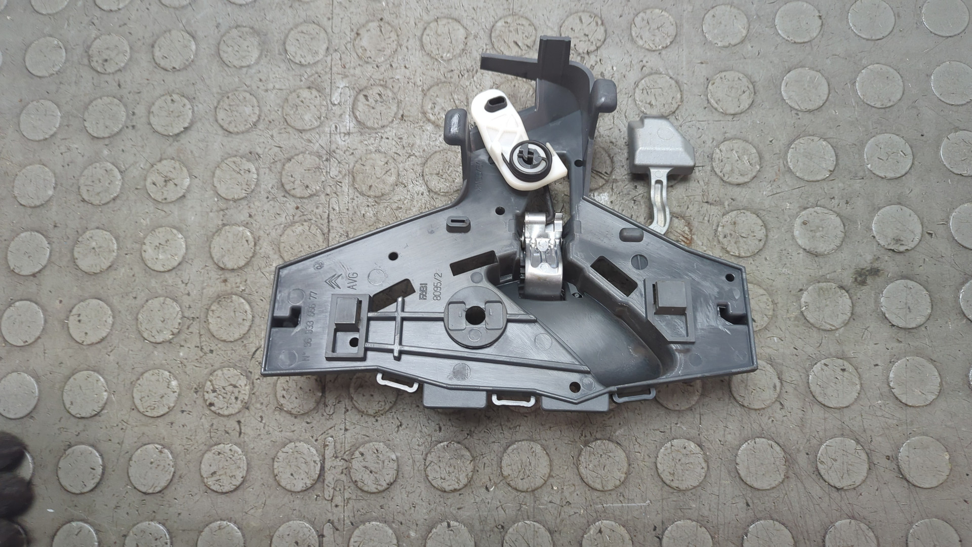 Ручка двери передней внутренняя левая