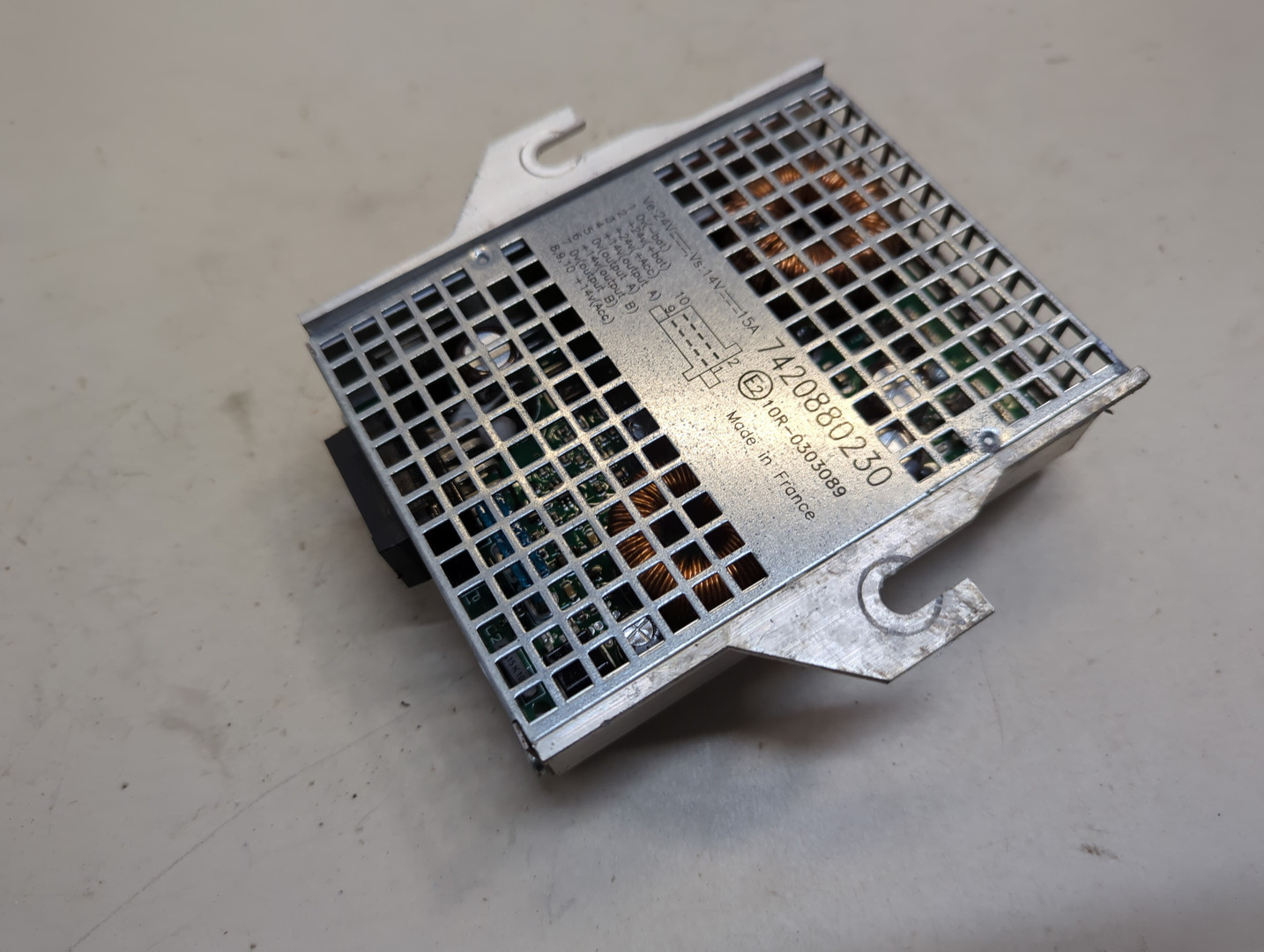 Преобразователь напряжения (адаптер)