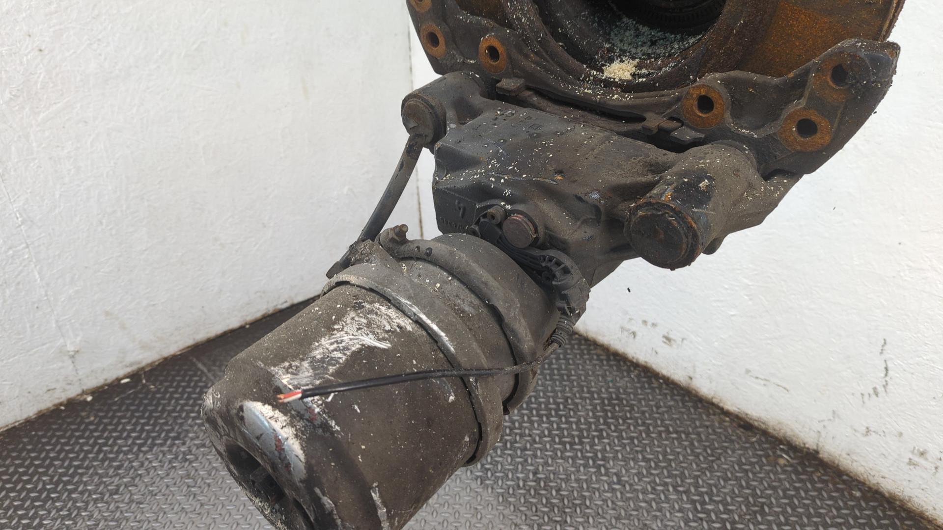 Кулак поворотный задний левый