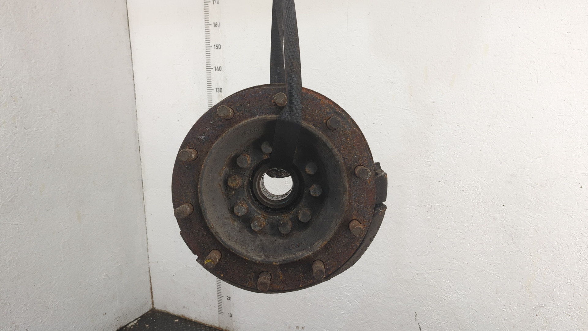 Кулак поворотный передний правый