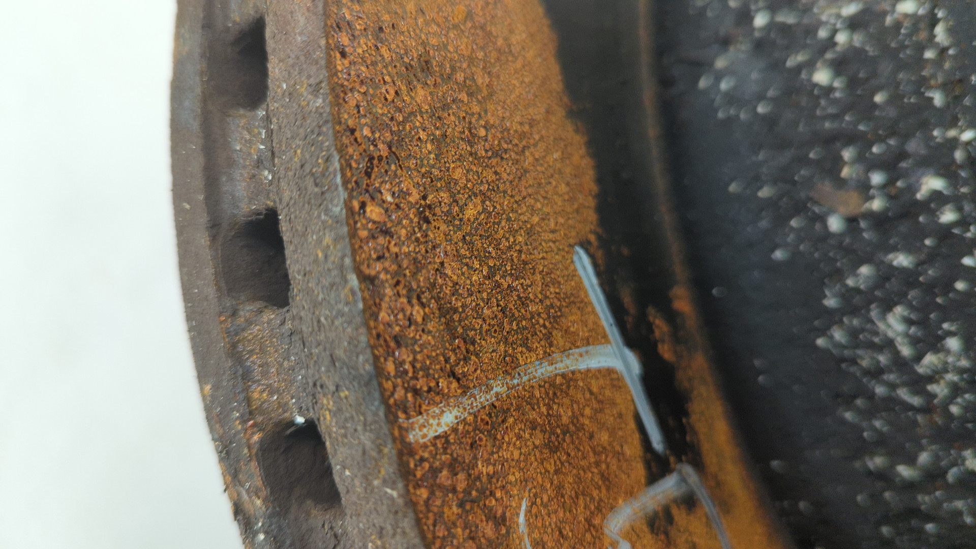 Кулак поворотный передний правый