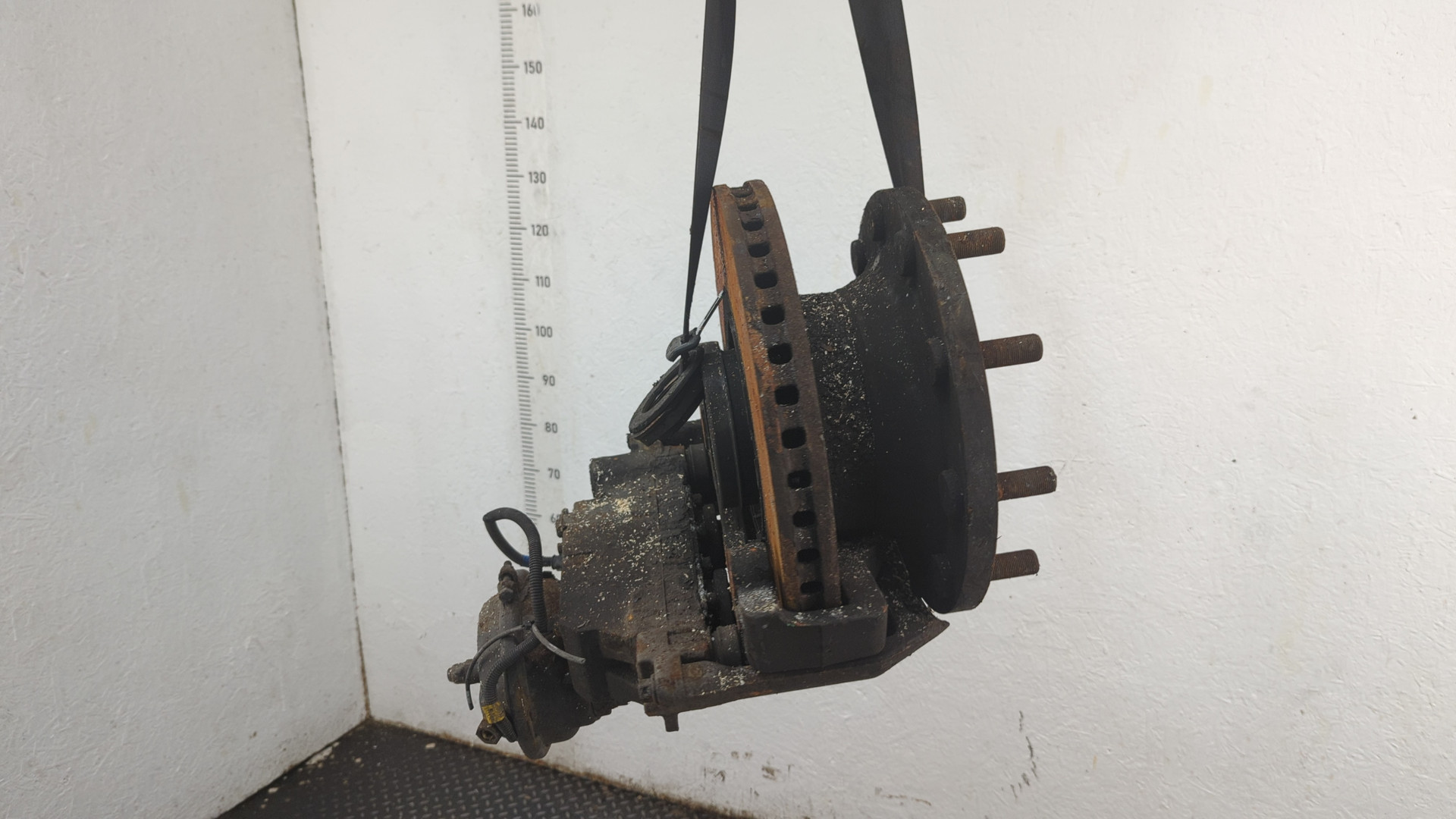 Кулак поворотный передний правый