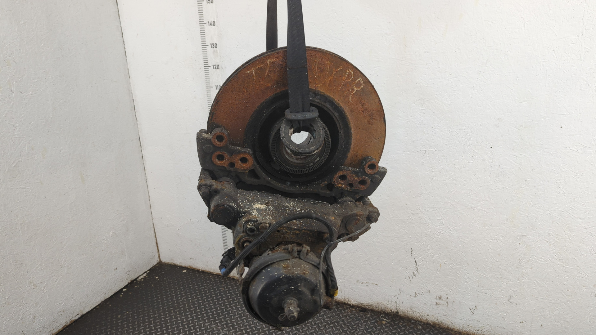 Кулак поворотный передний правый