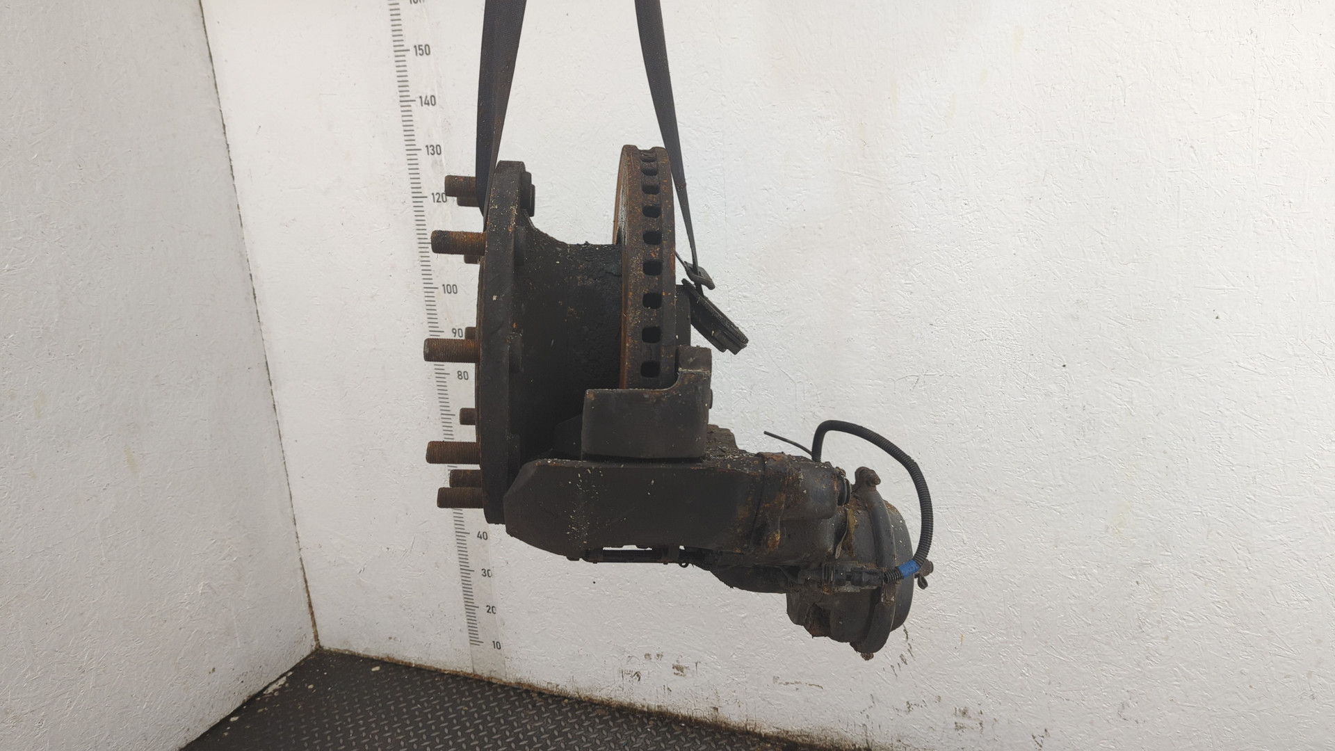 Кулак поворотный передний правый