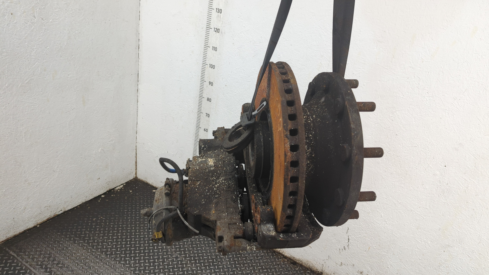 Кулак поворотный передний правый