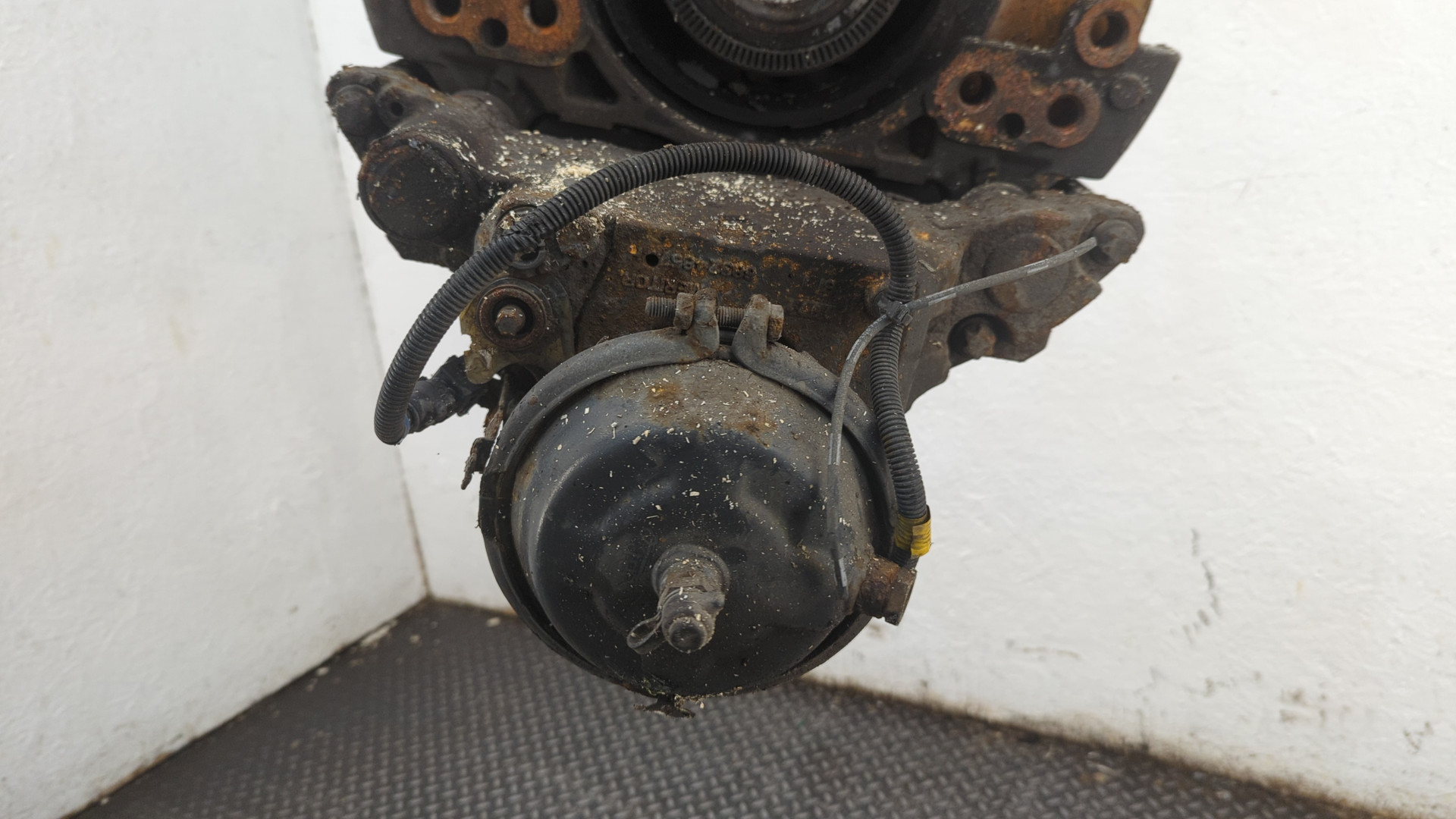 Кулак поворотный передний правый