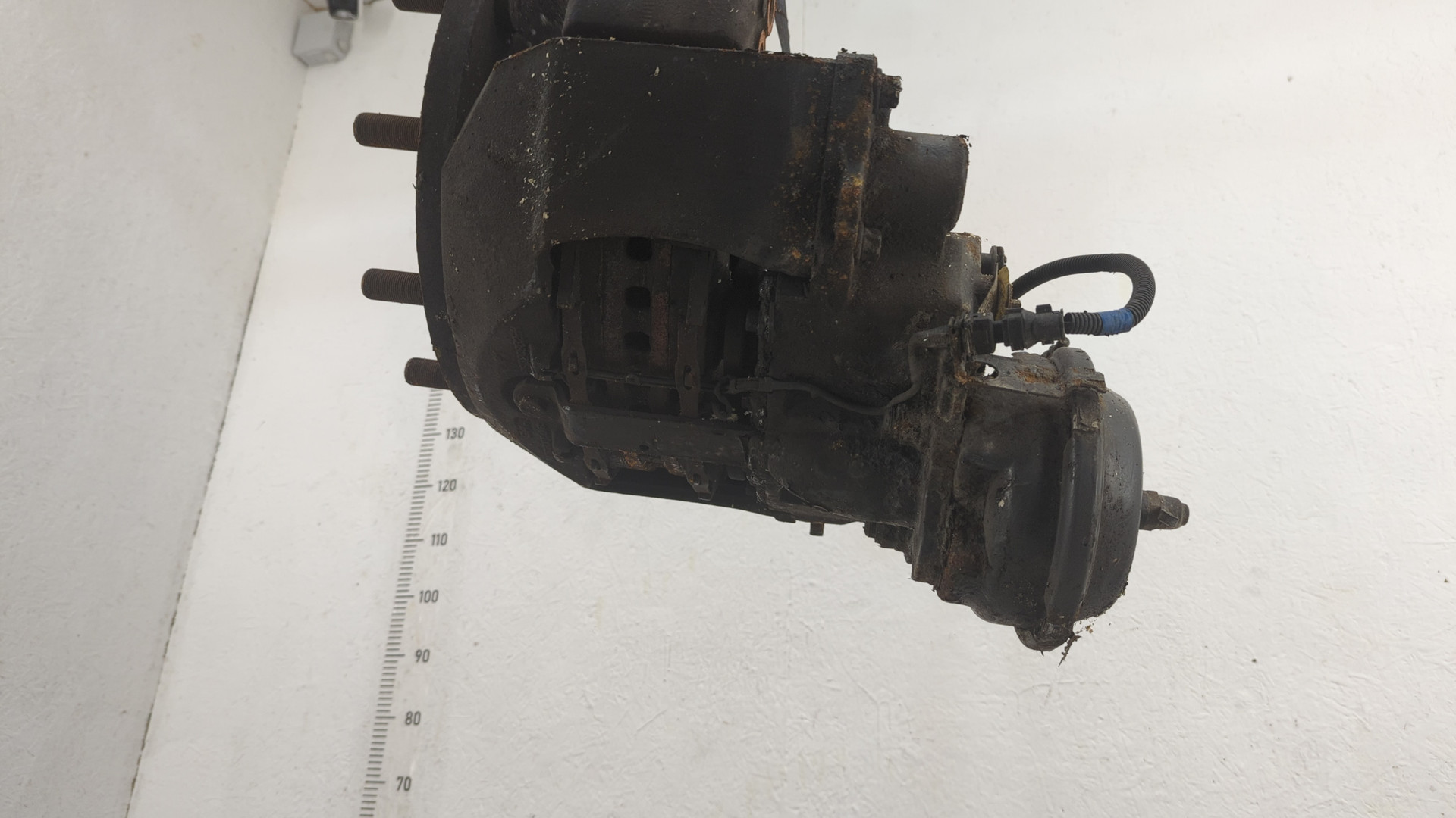 Кулак поворотный передний правый