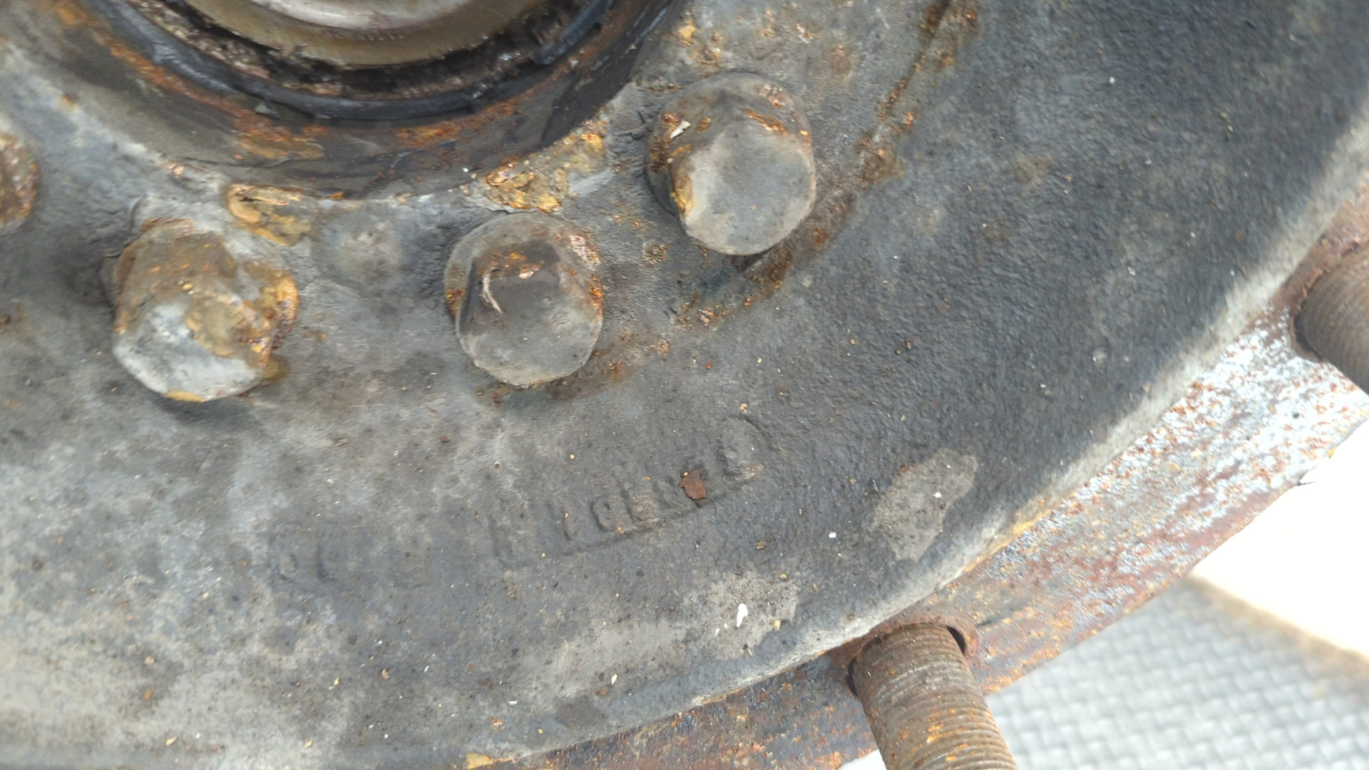 Кулак поворотный передний правый