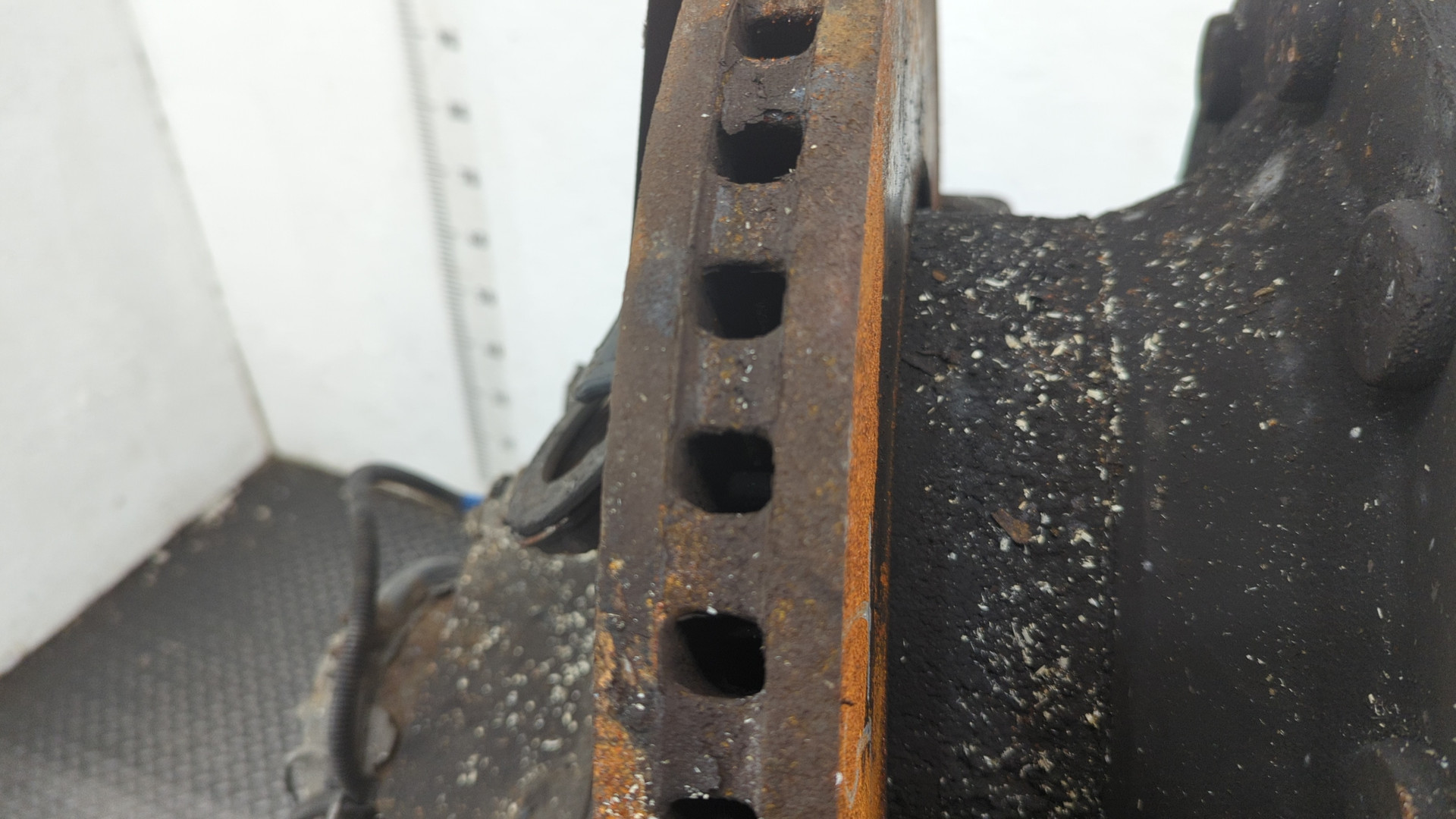 Кулак поворотный передний правый