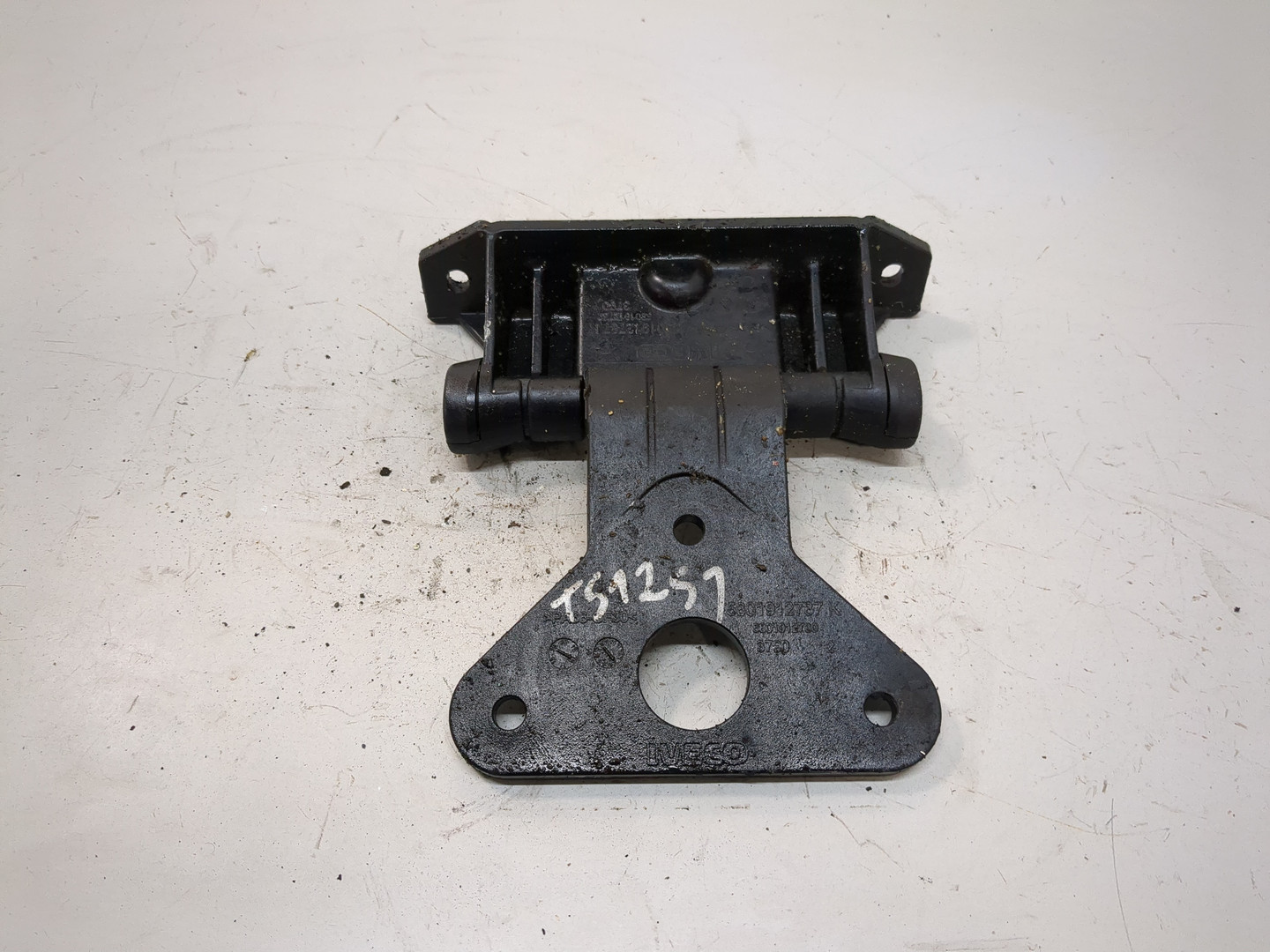 Петля капота левая