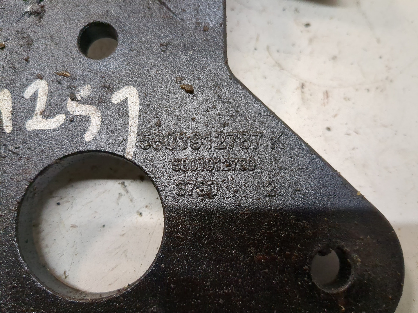 Петля капота левая