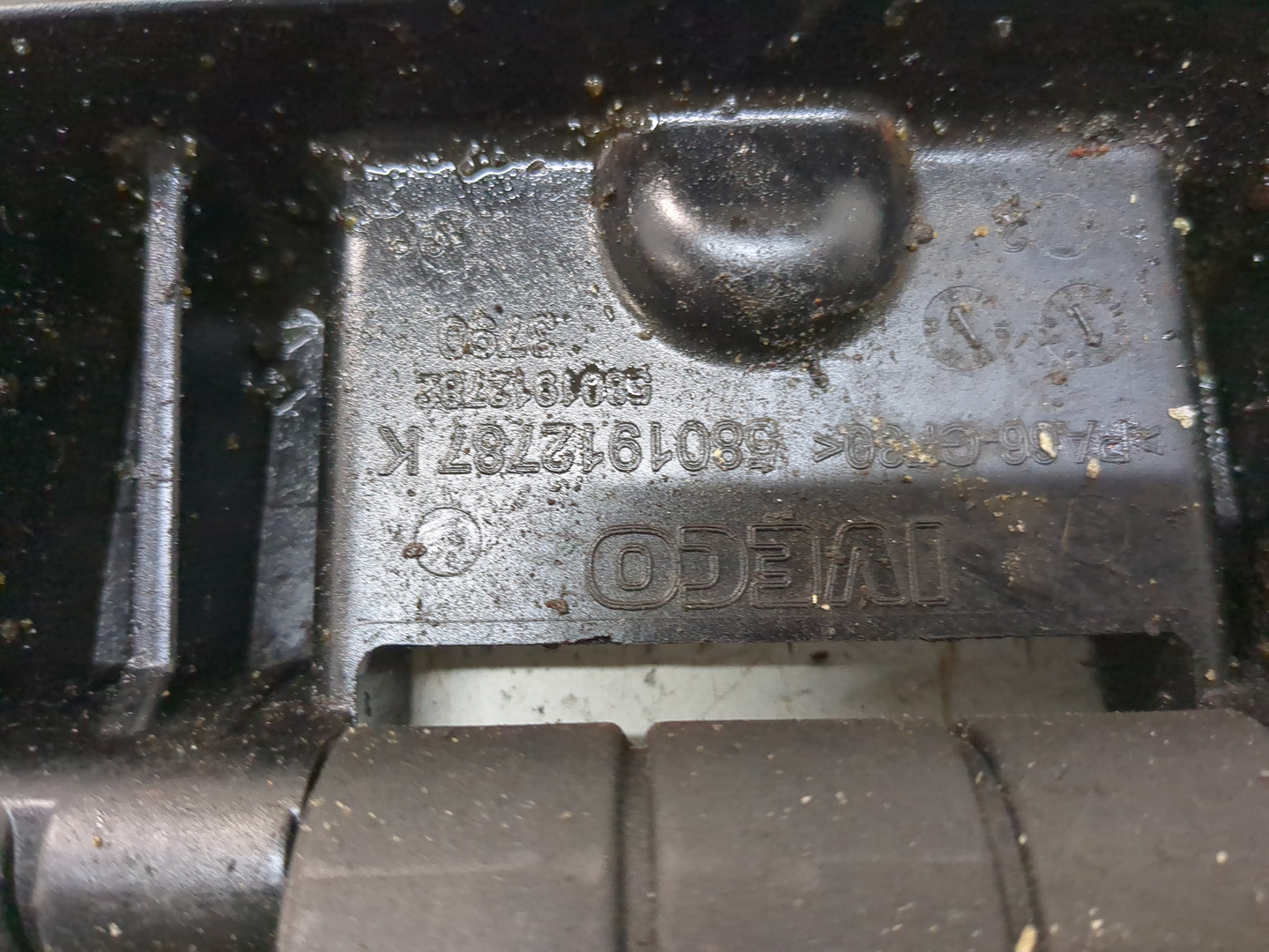 Петля капота левая