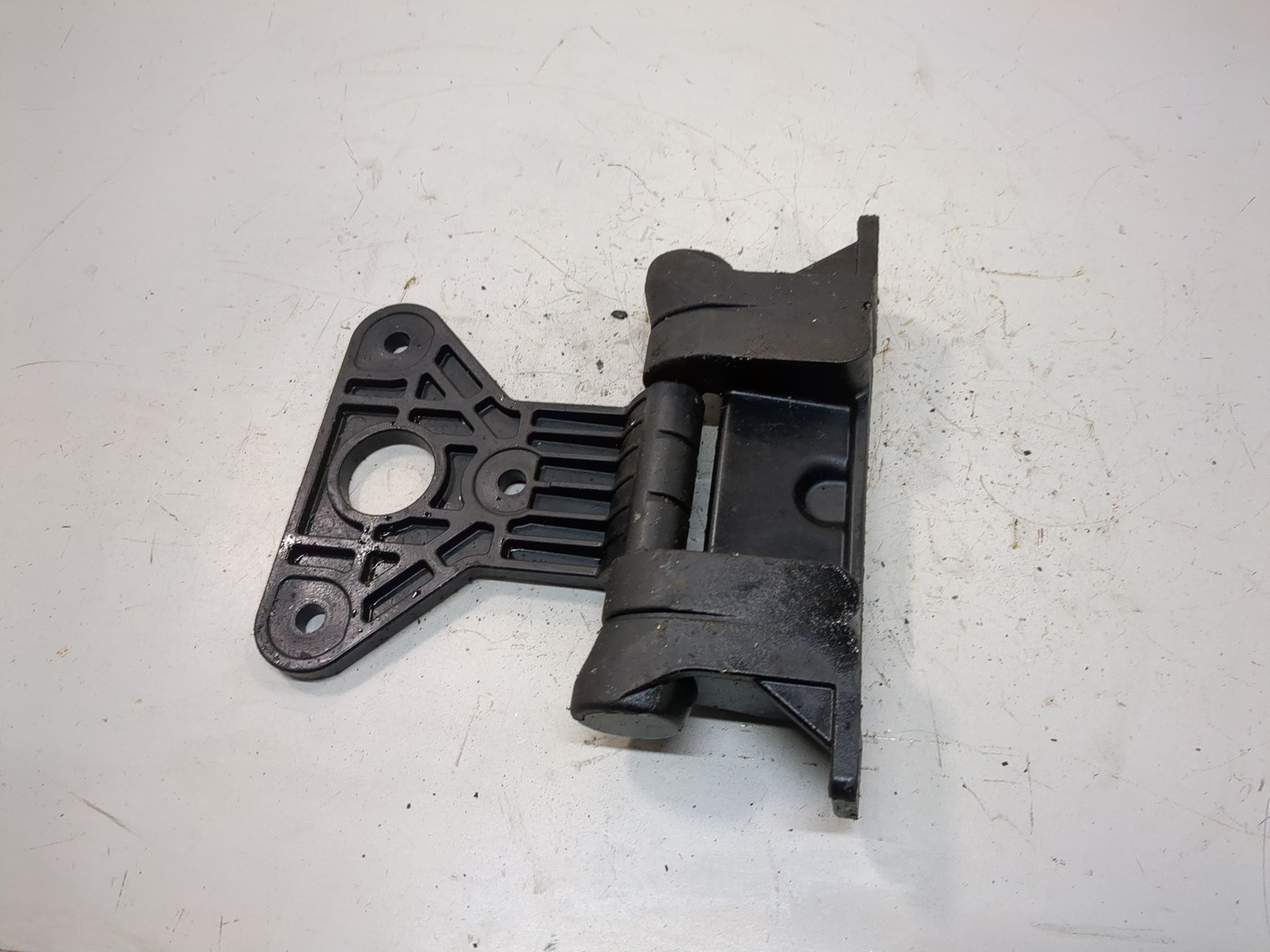 Петля капота левая