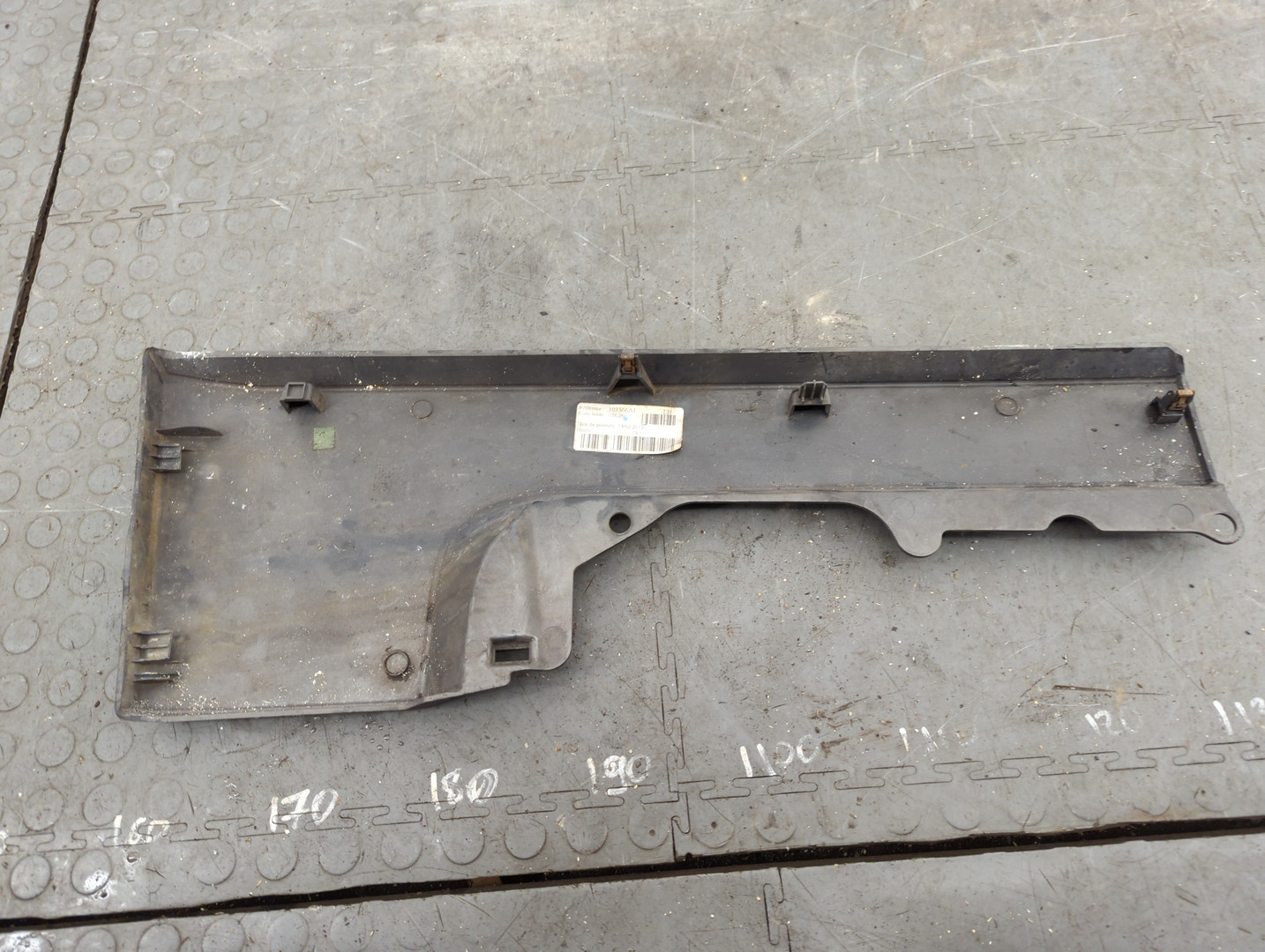 Молдинг переднего бампера левый