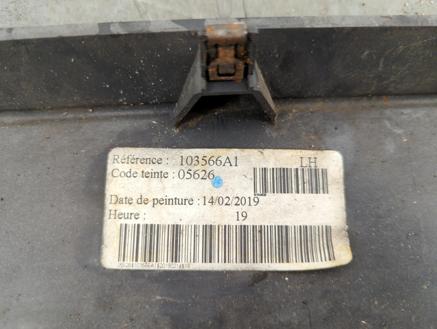 Молдинг переднего бампера левый