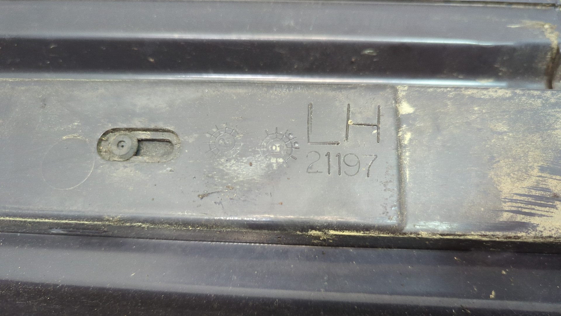 Рейлинг (релинг) левый (планка на крышу)