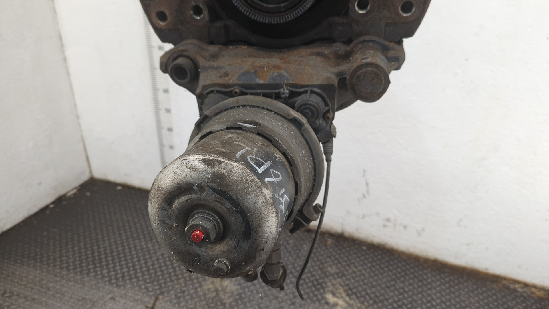 Кулак поворотный передний левый