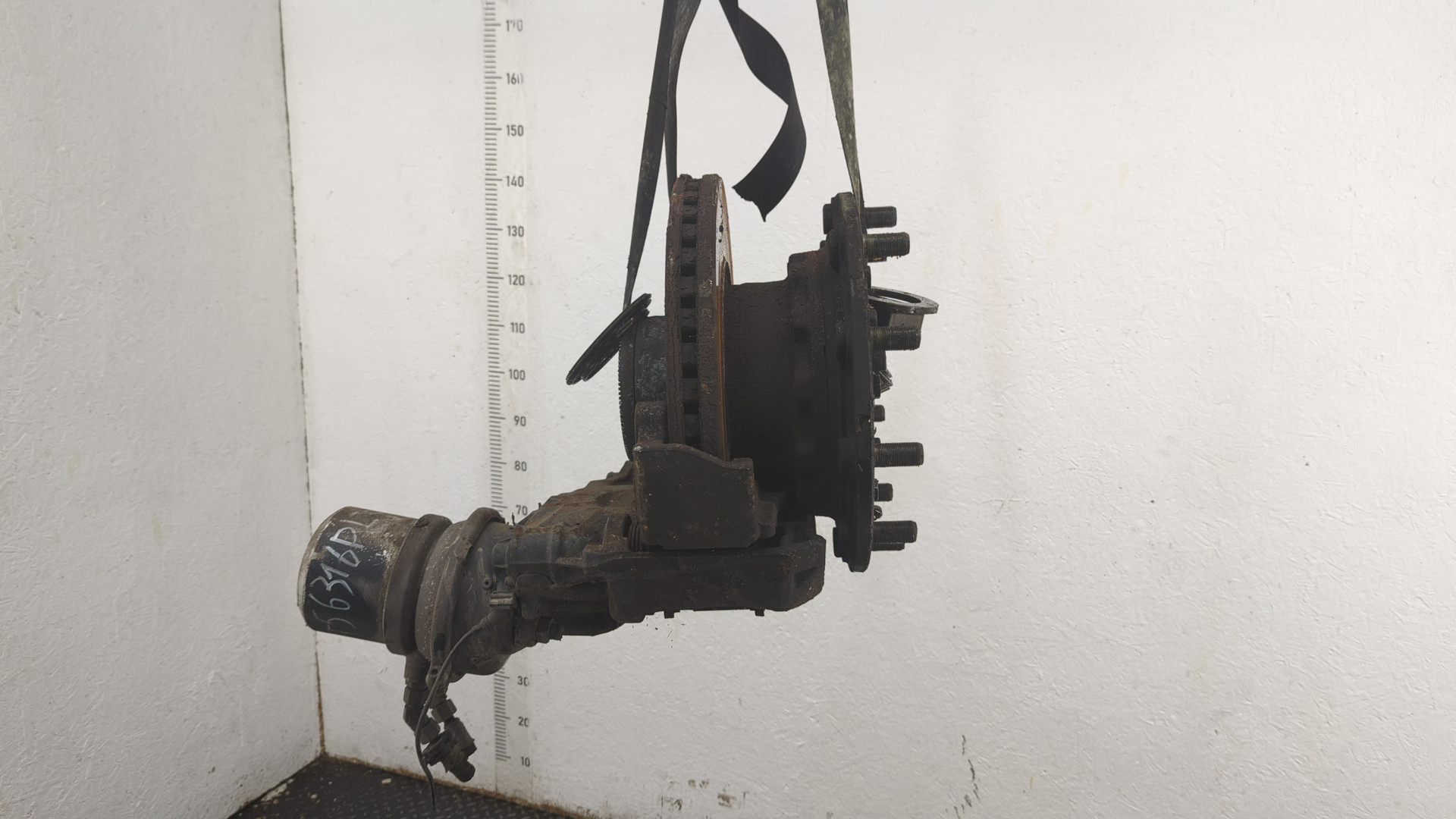 Кулак поворотный передний левый