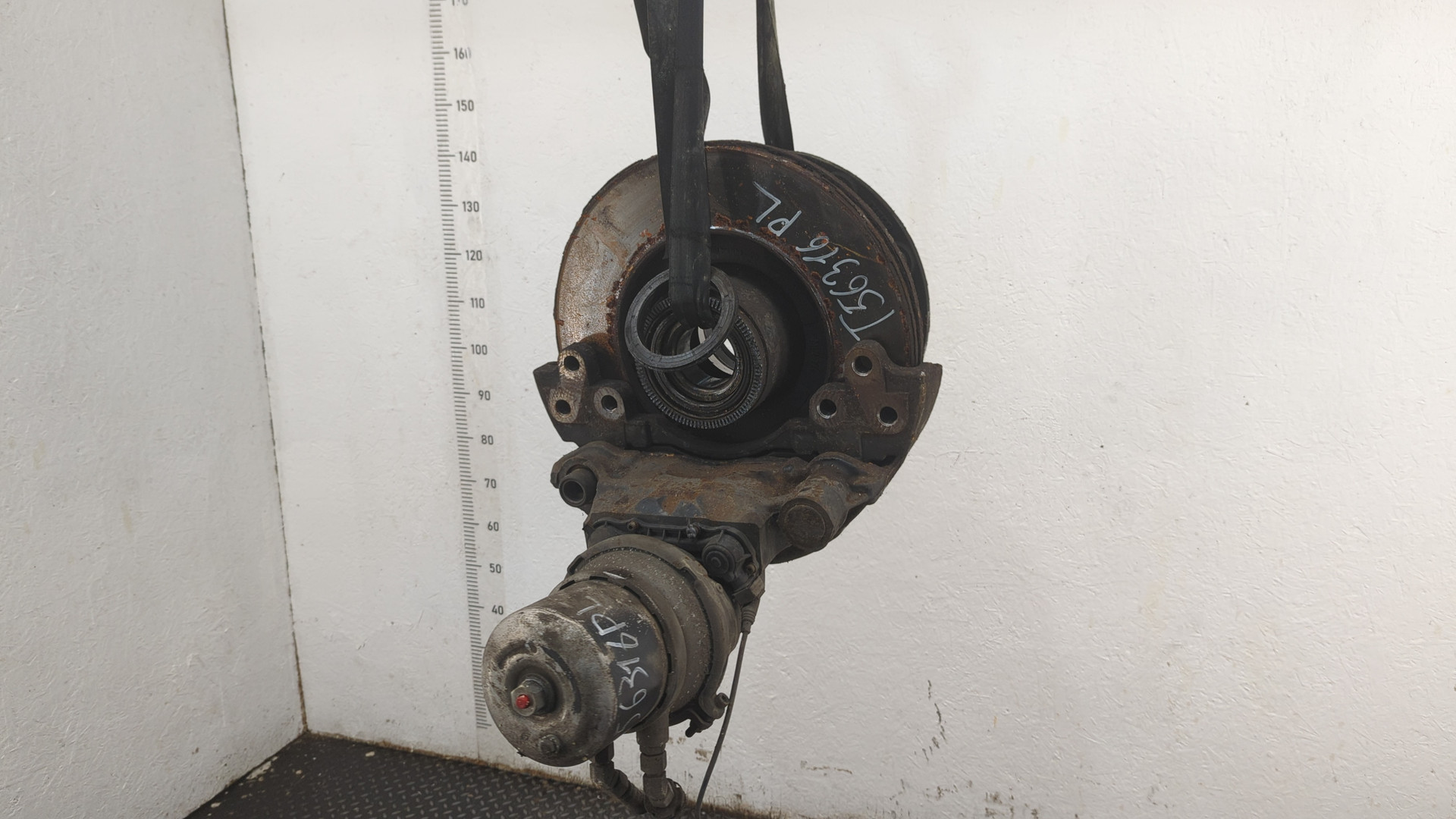 Кулак поворотный передний левый