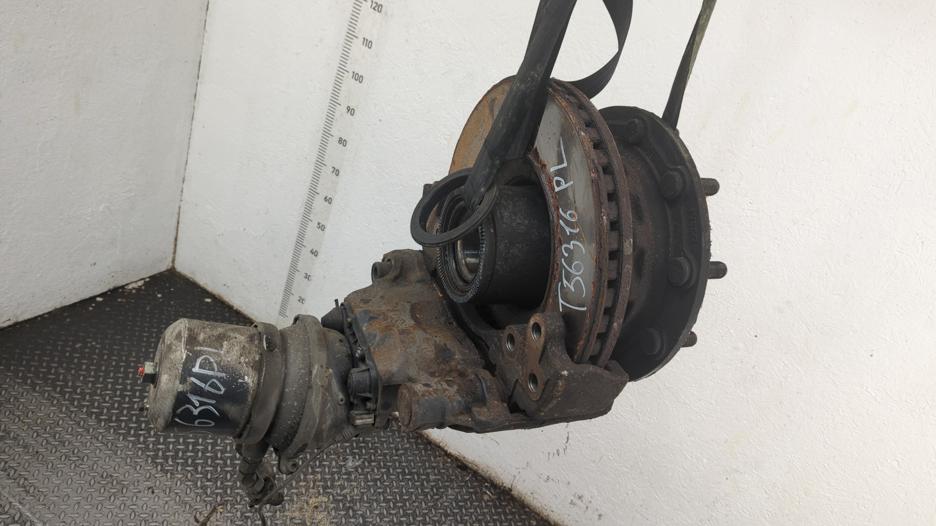 Кулак поворотный передний левый