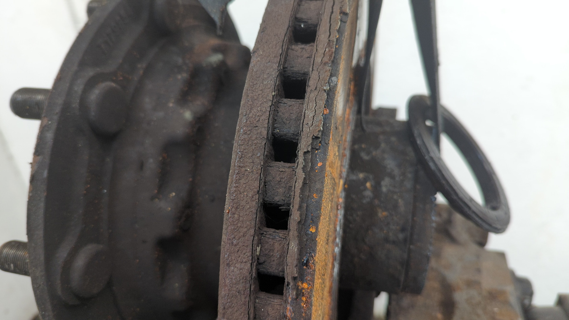 Кулак поворотный передний левый