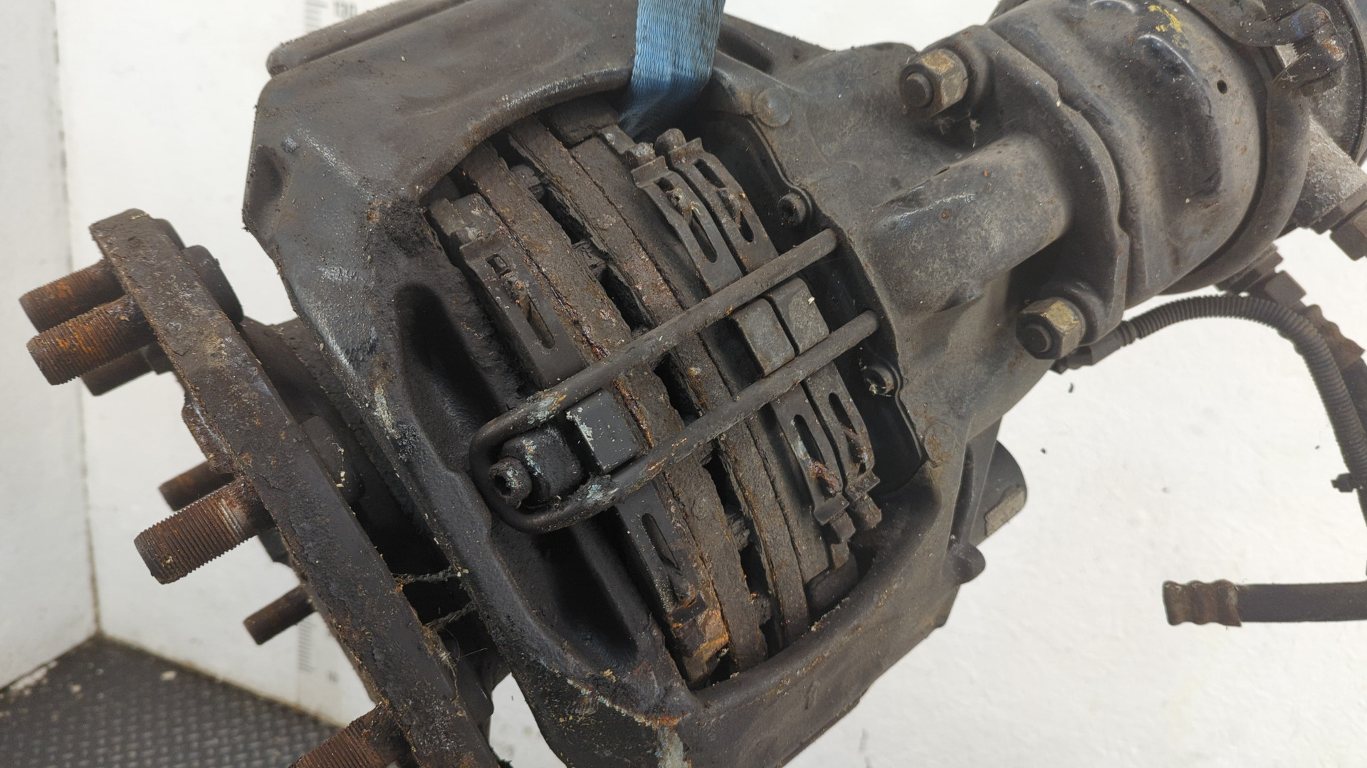 Кулак поворотный задний левый