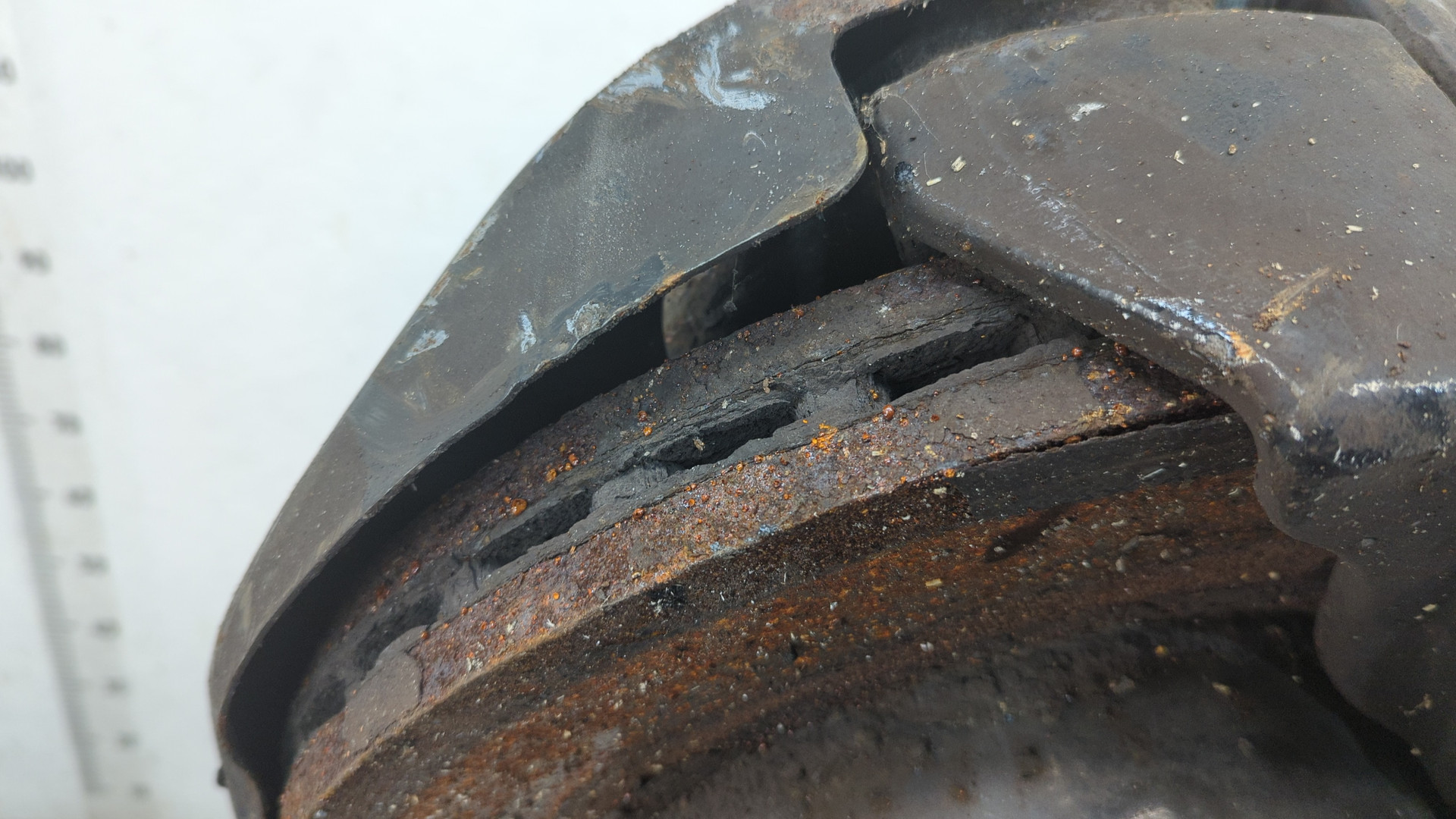 Кулак поворотный задний левый