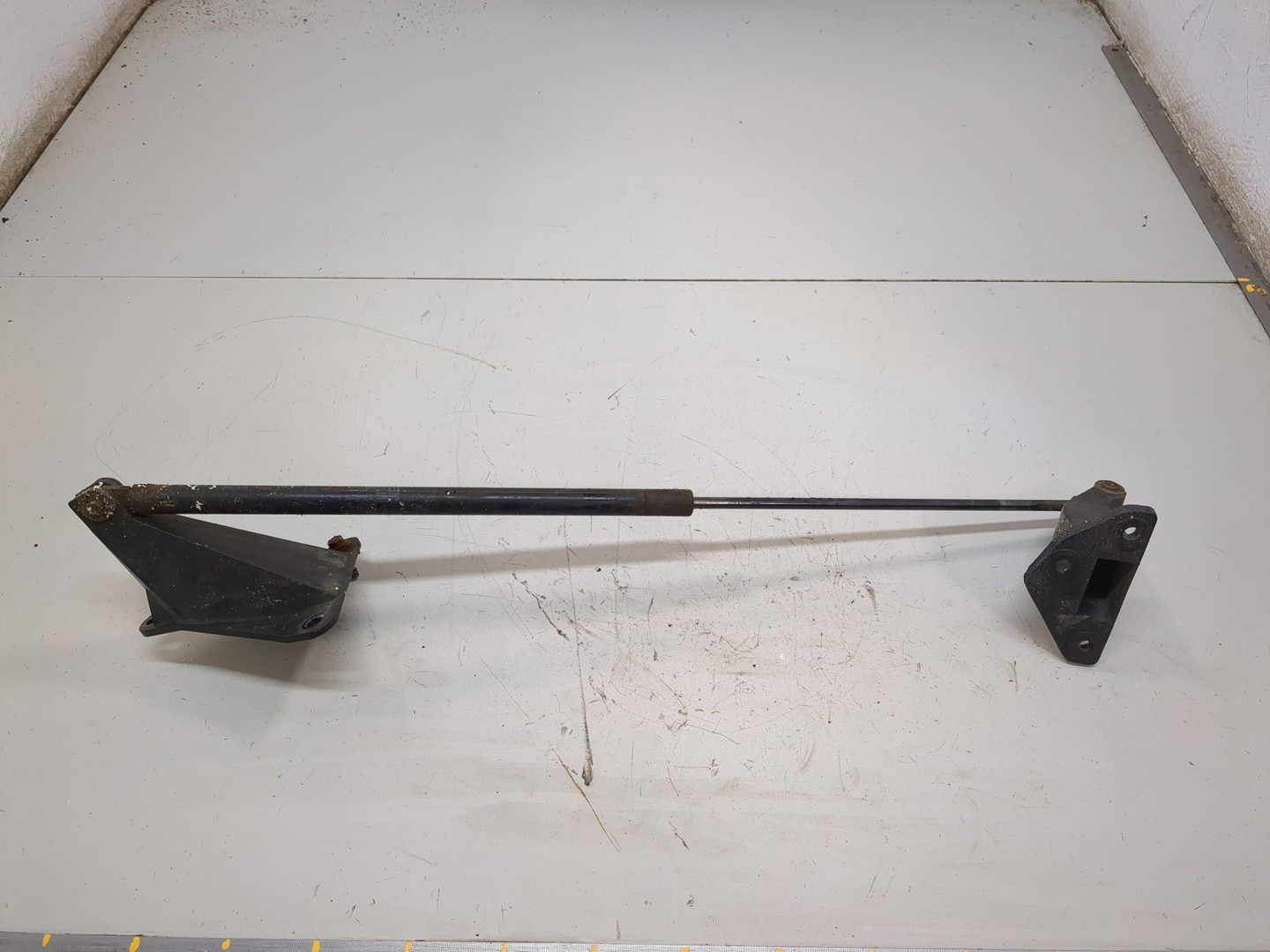 Амортизатор капота