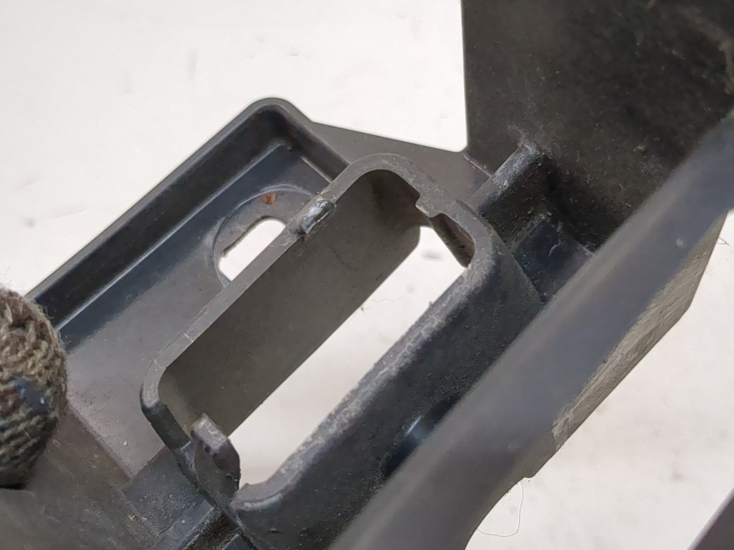 Кронштейн фар левый