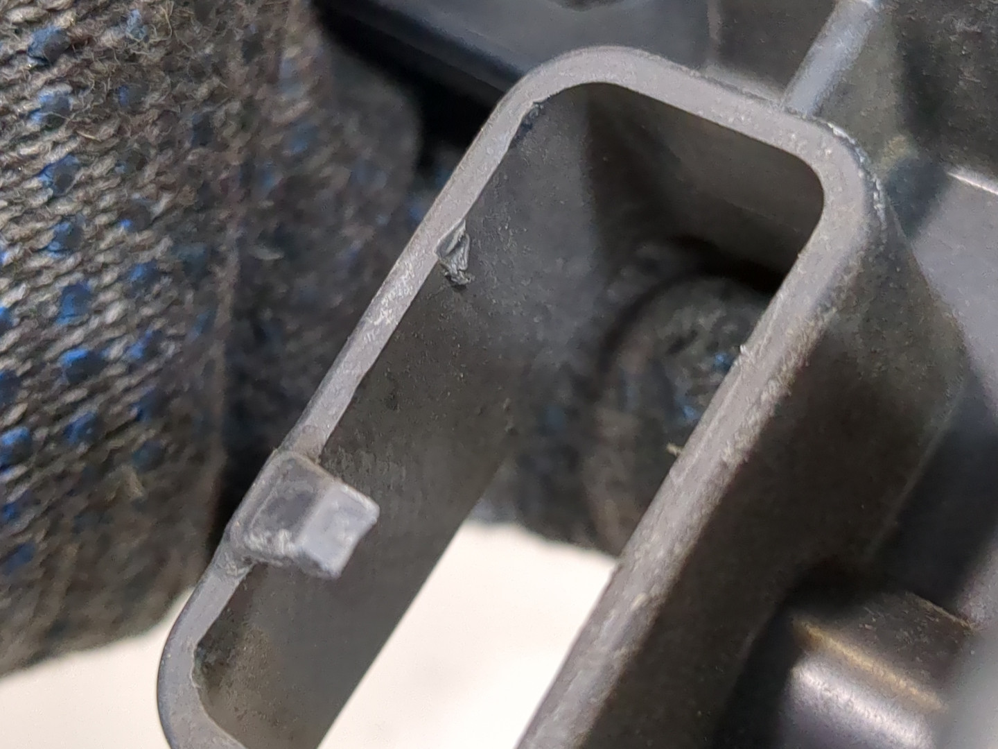 Кронштейн фар левый