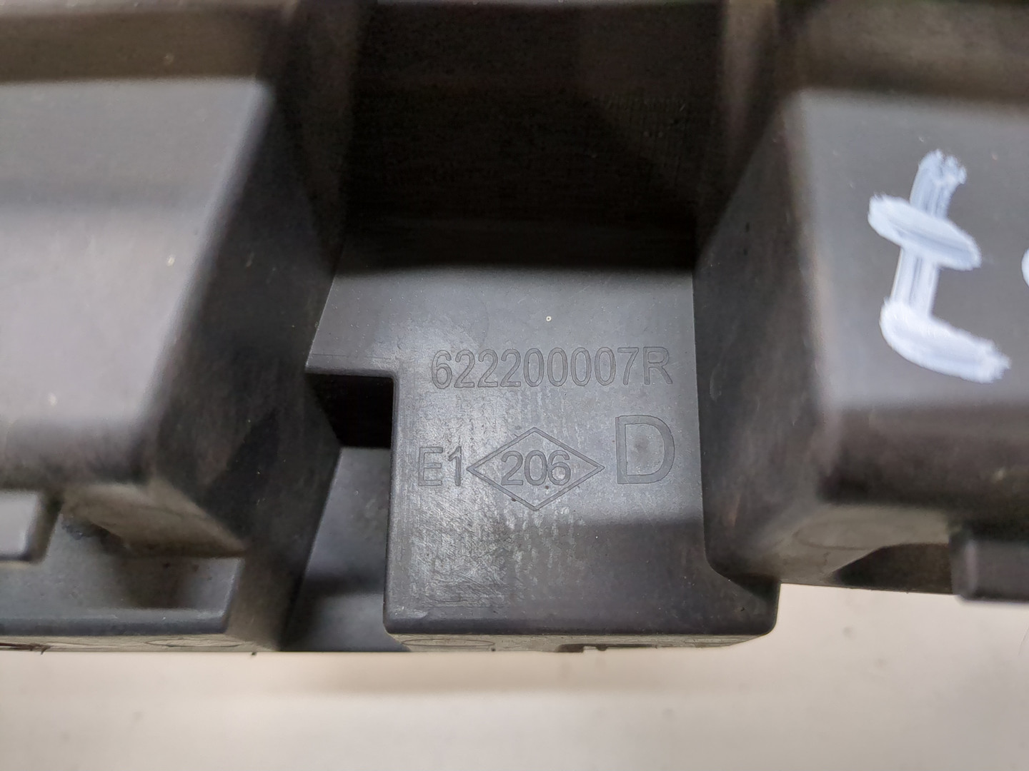 Кронштейн фар правый