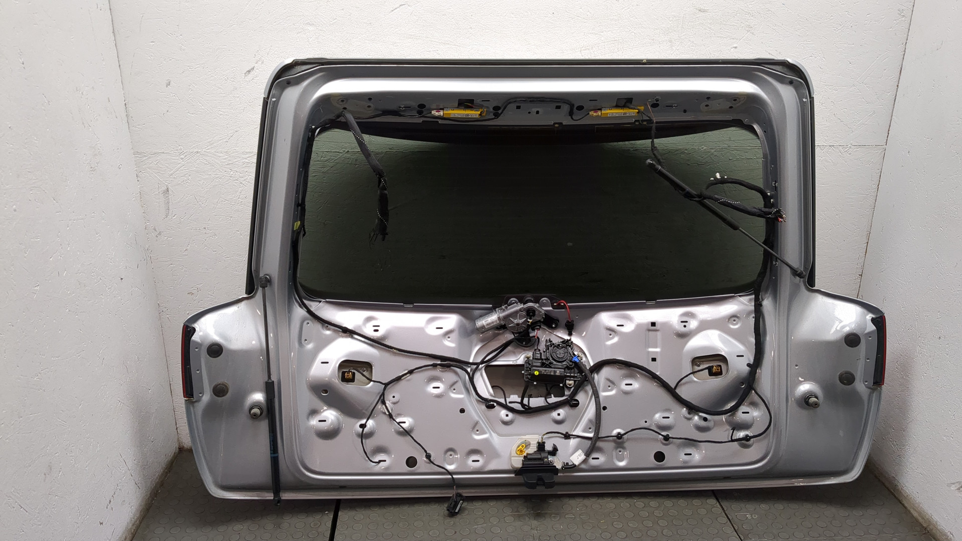 Дверь багажника