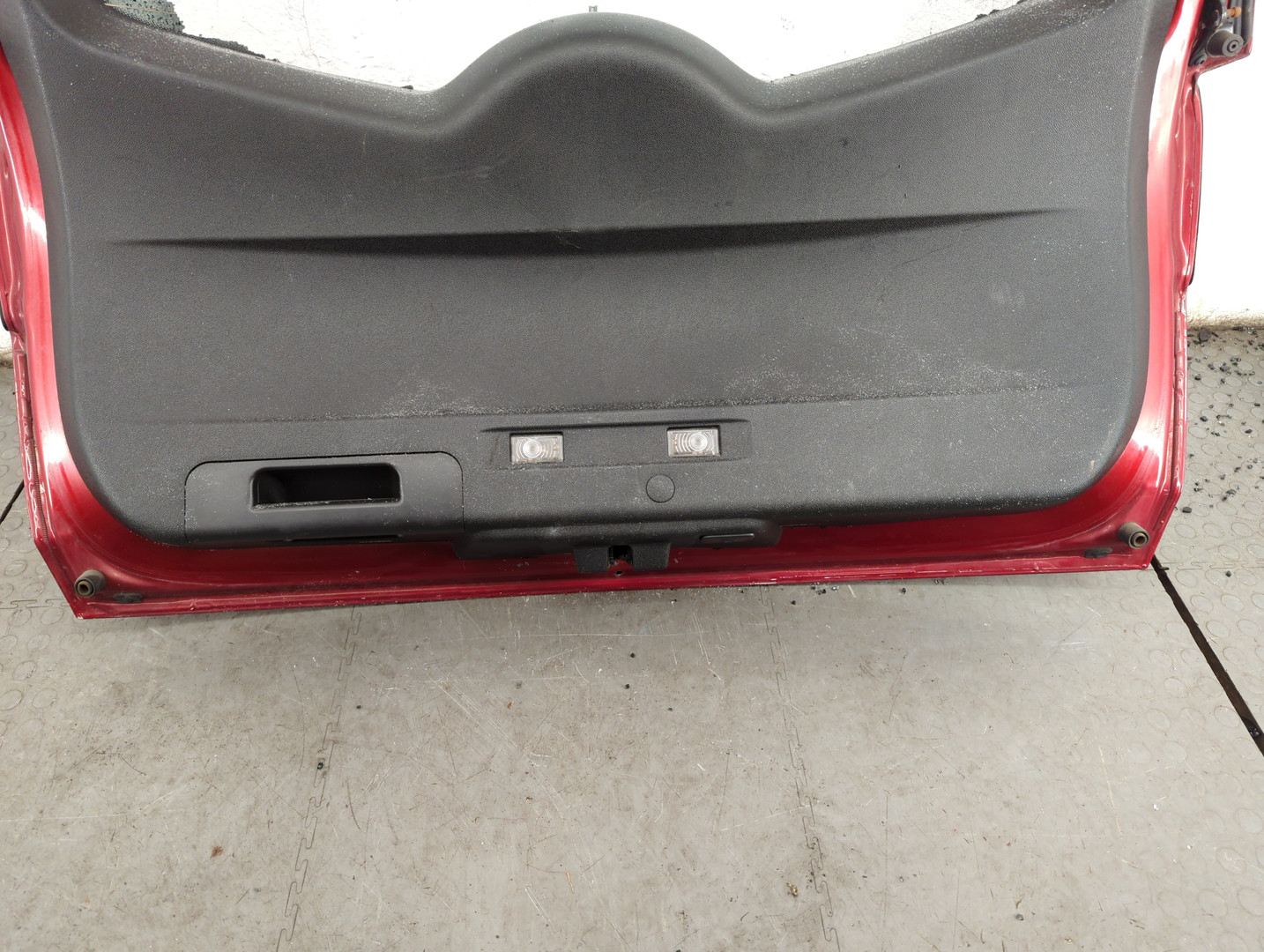 Дверь багажника