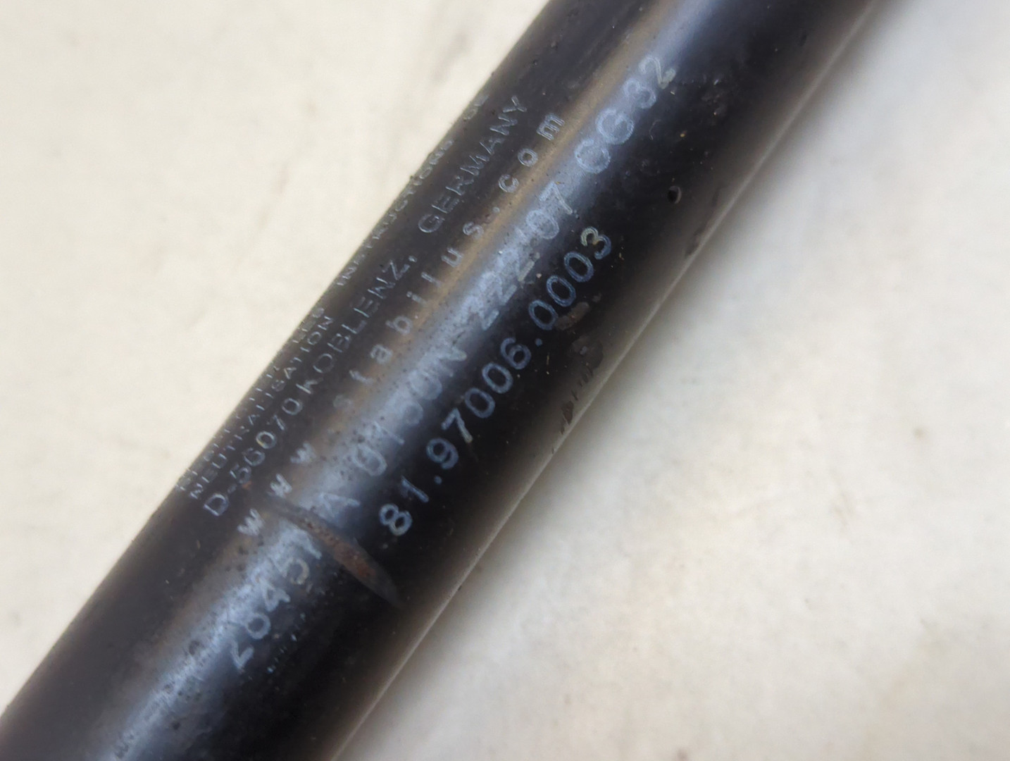 Амортизатор капота