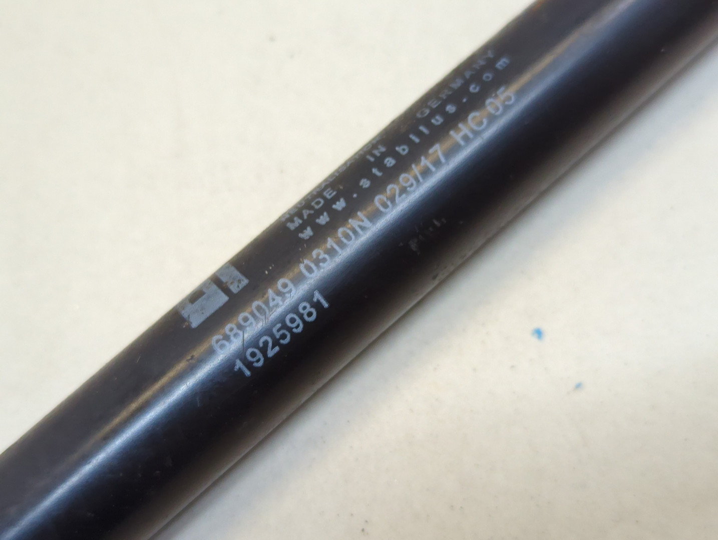 Амортизатор капота