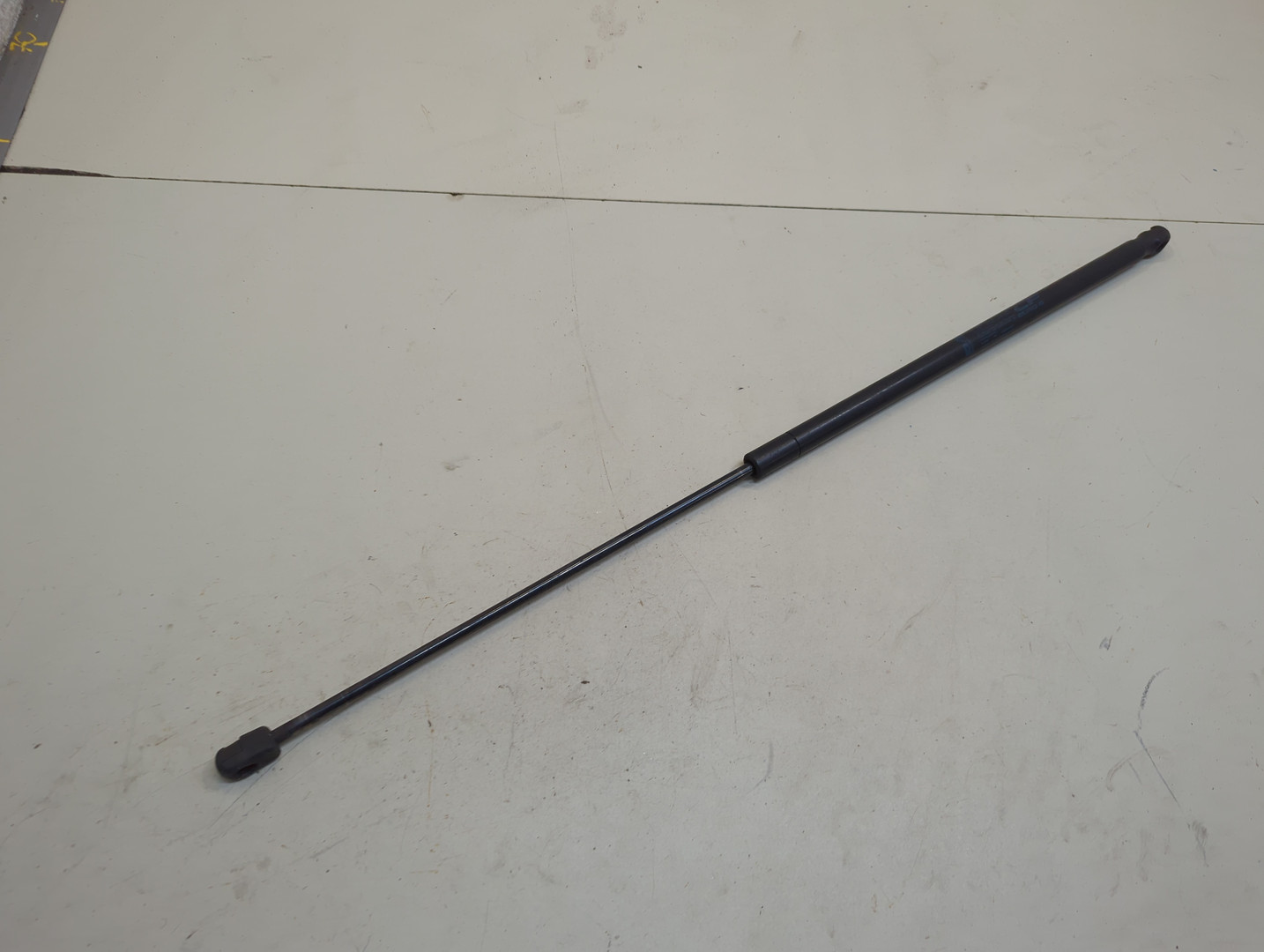 Амортизатор капота