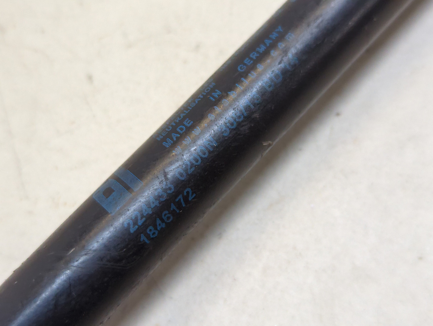 Амортизатор капота