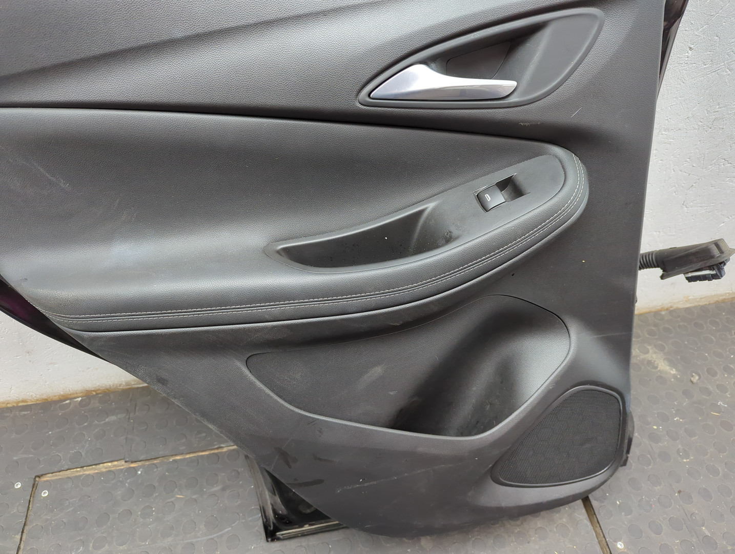 Дверь задняя левая