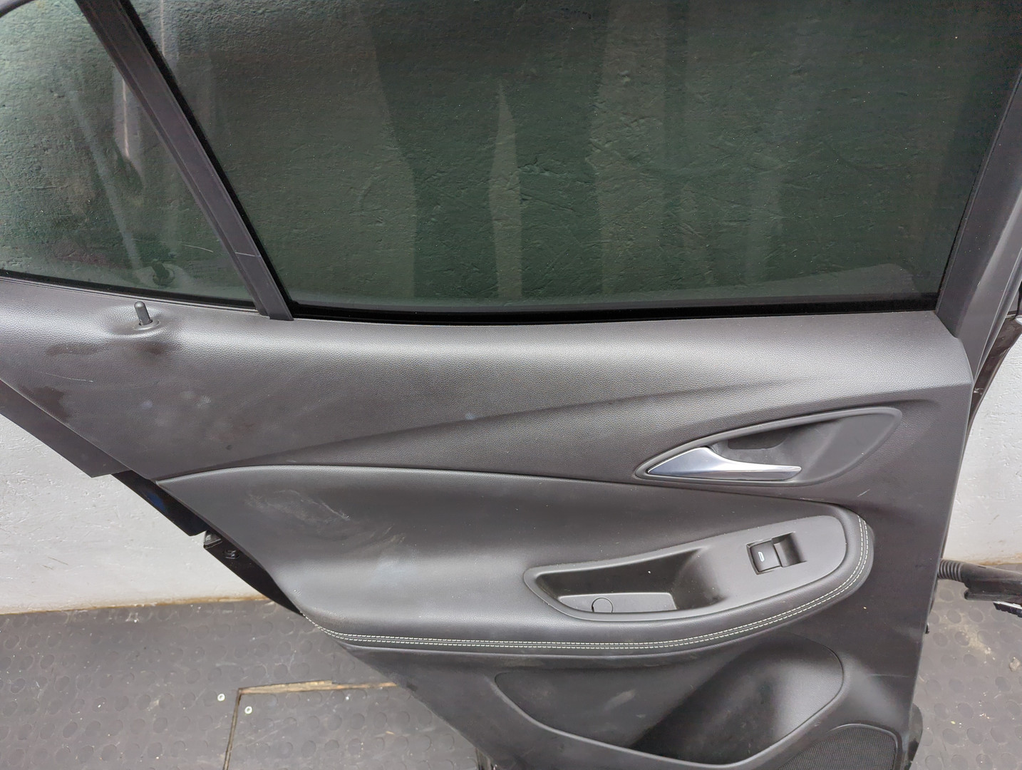 Дверь задняя левая