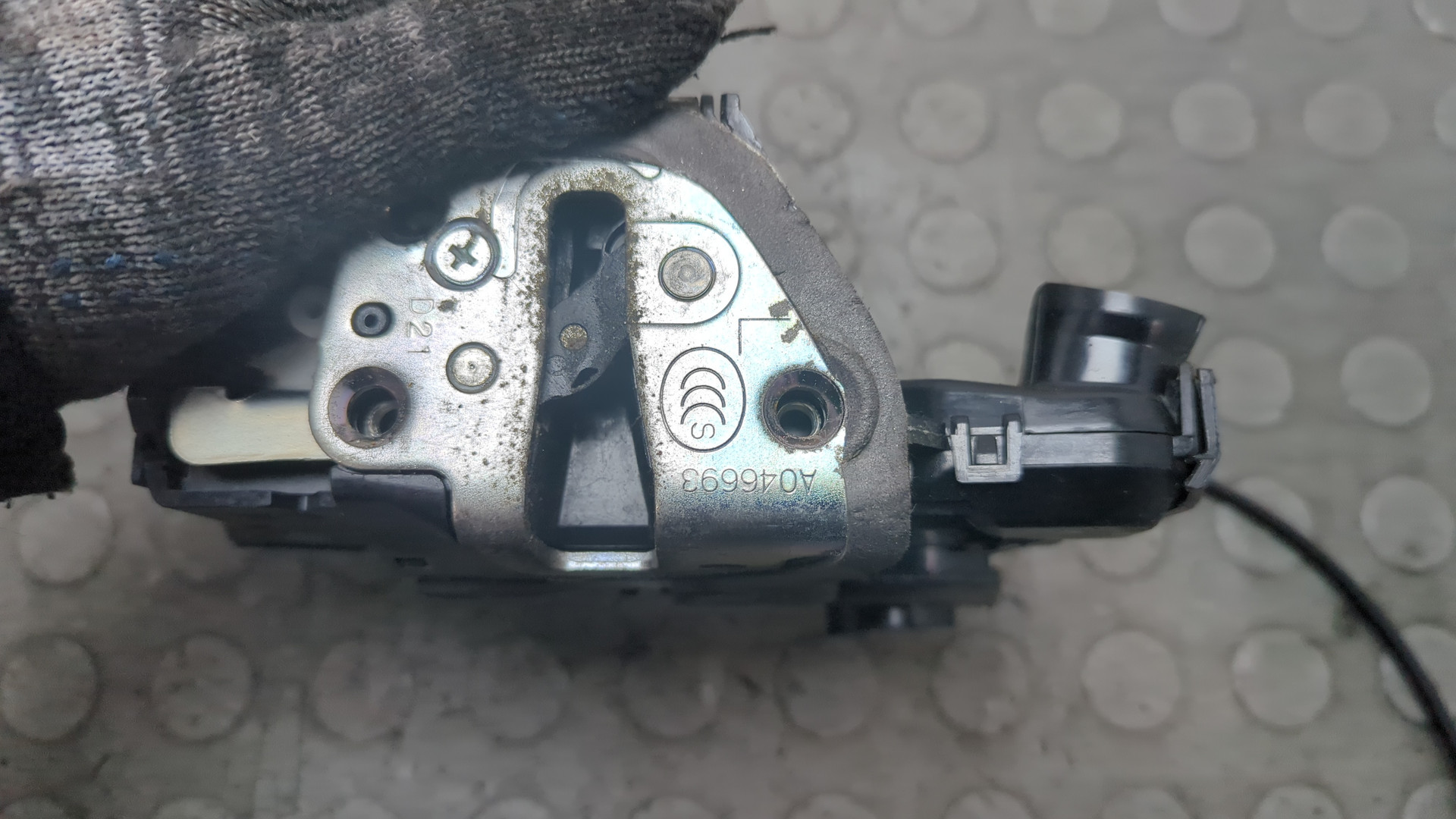 Замок двери передней левой