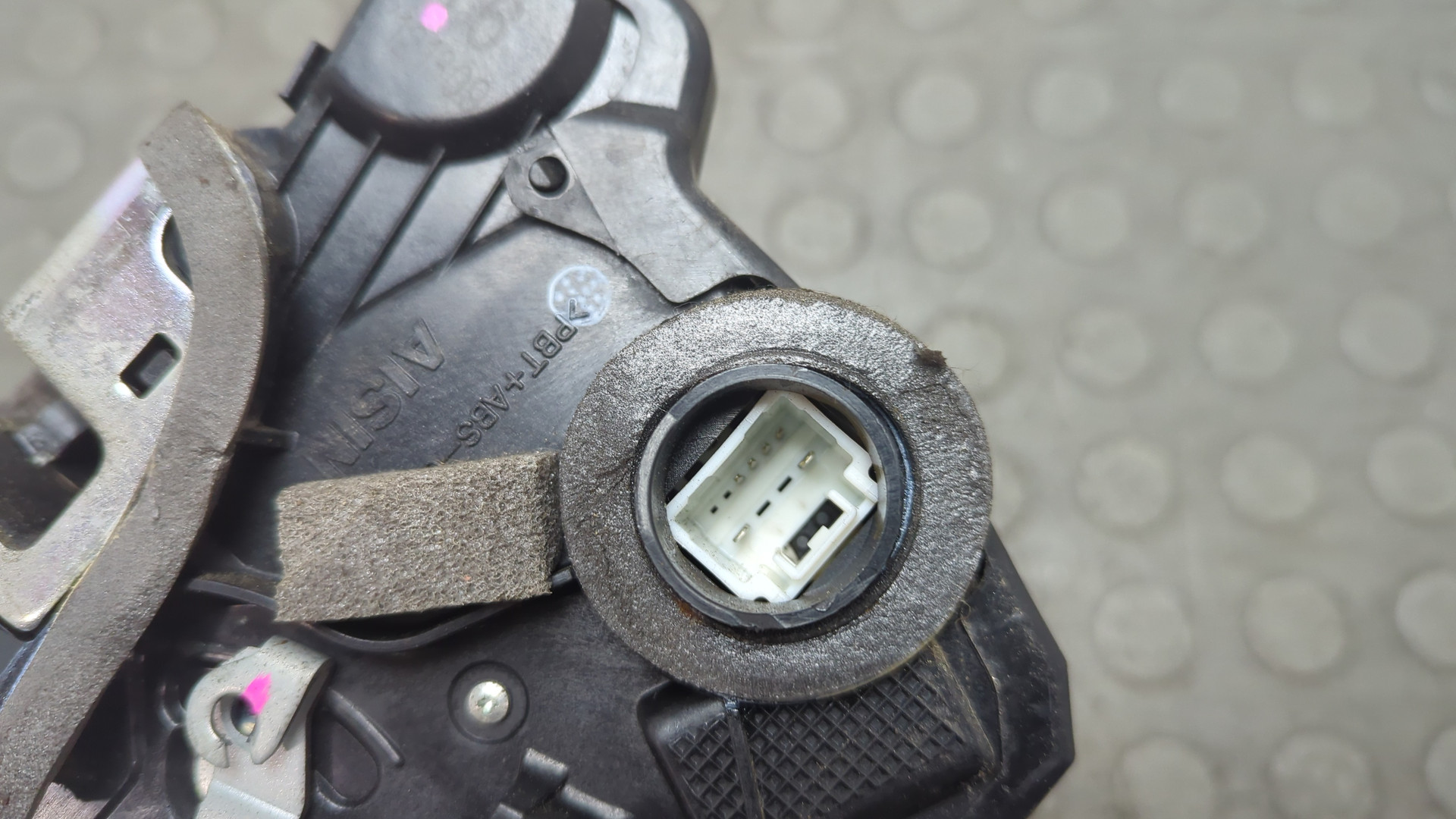 Замок двери передней левой