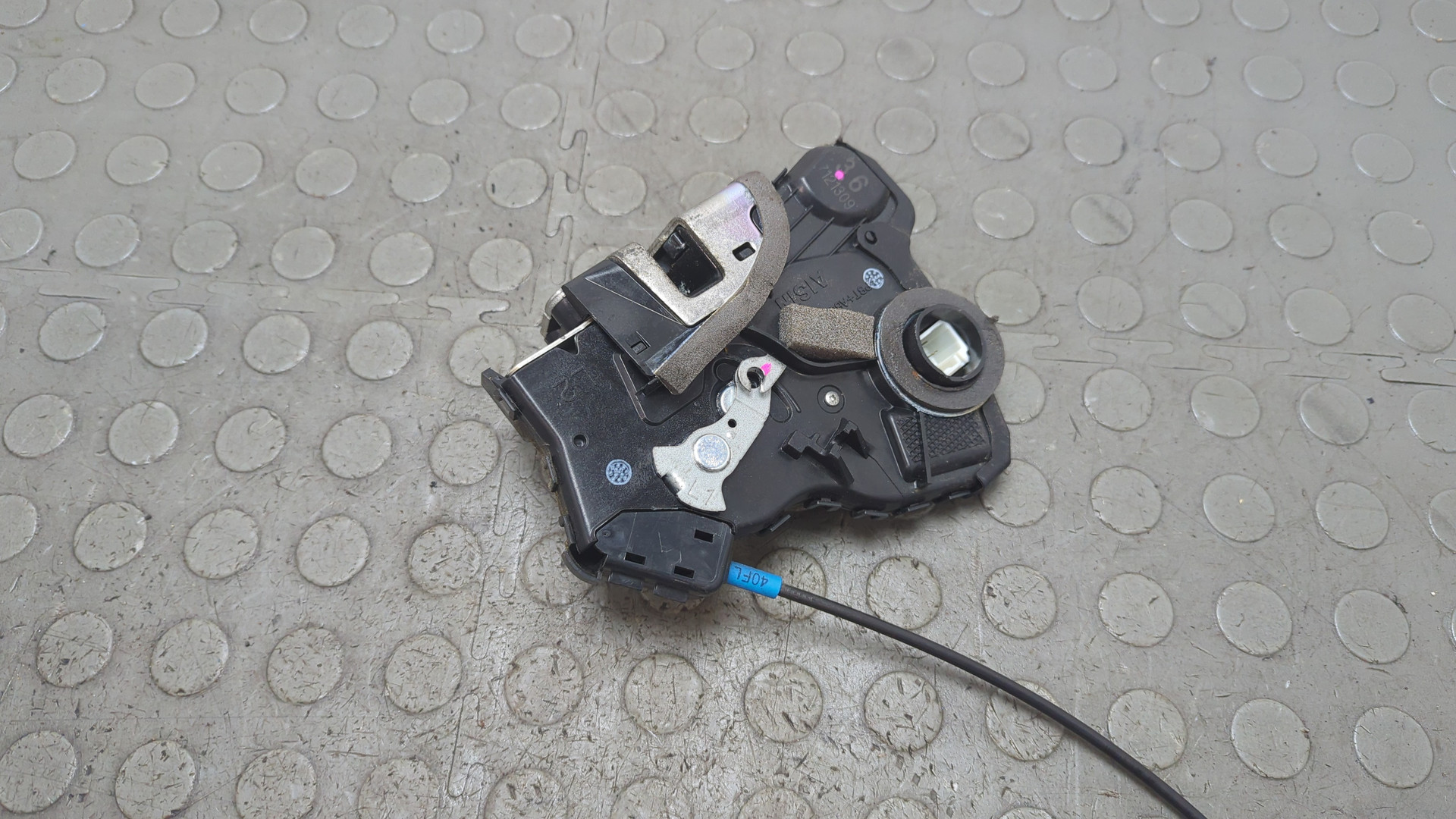 Замок двери передней левой