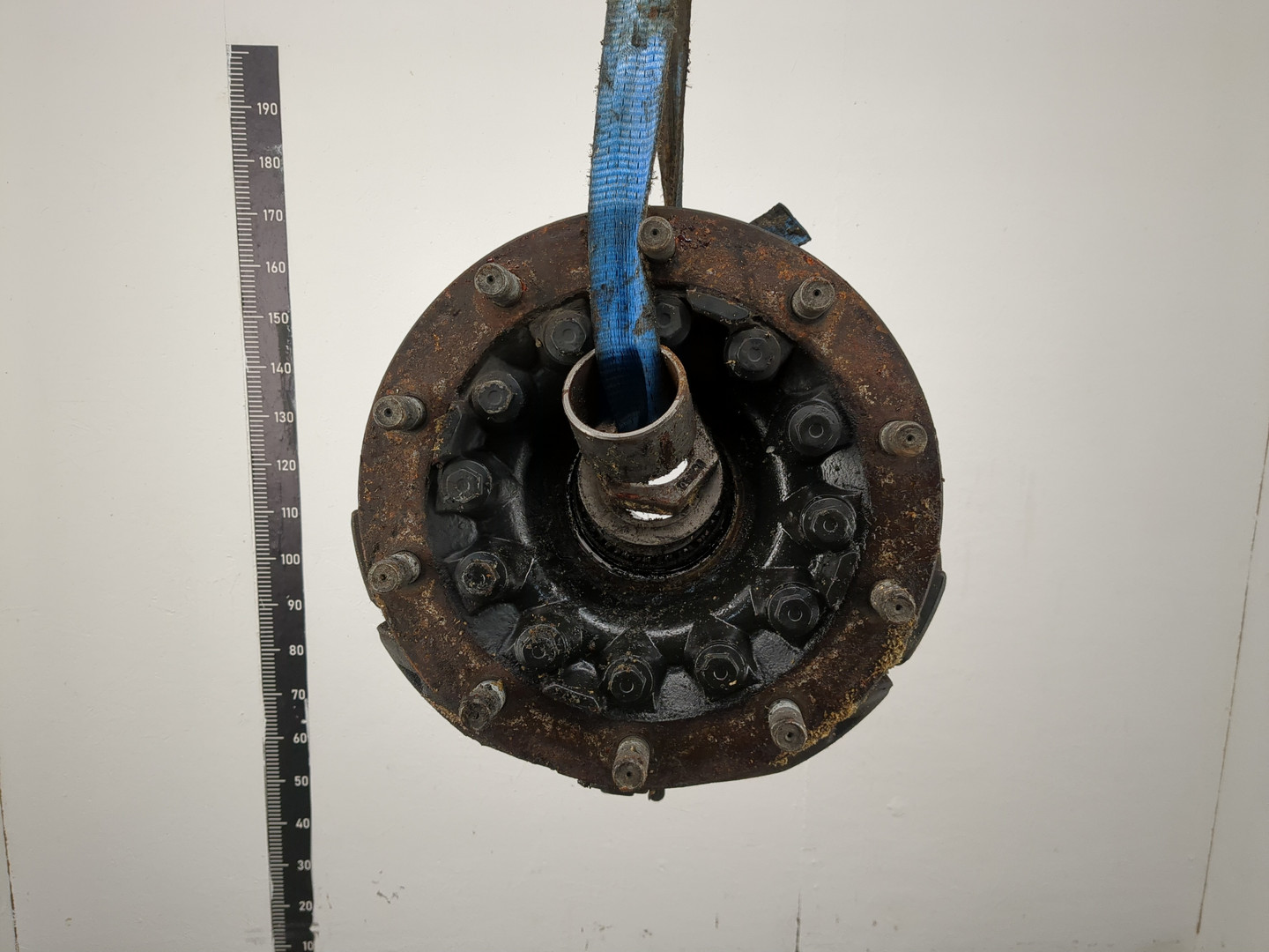 Кулак поворотный передний правый