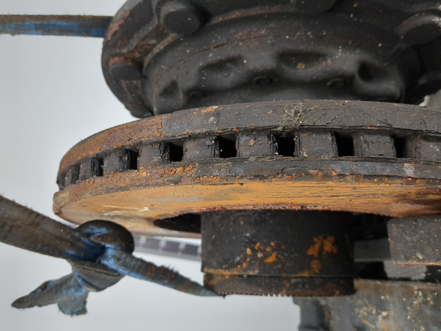 Кулак поворотный передний правый